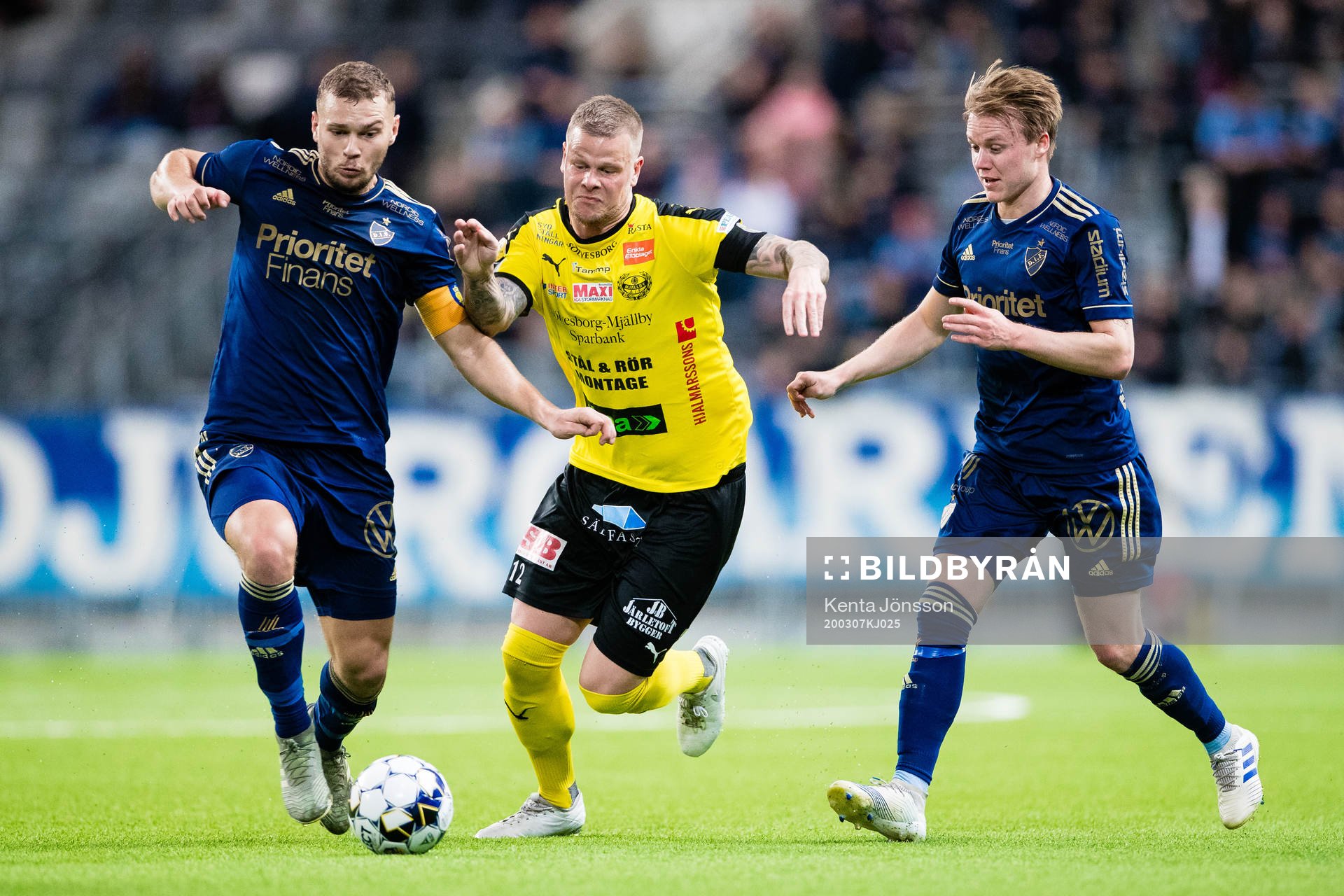 Mjällbys David Löfquist i kamp om bollen med Djurgårdens