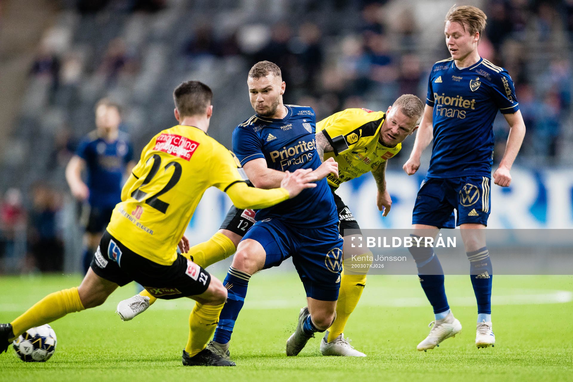 Djurgårdens Jesper Karlström och Elliot Käck i kamp om