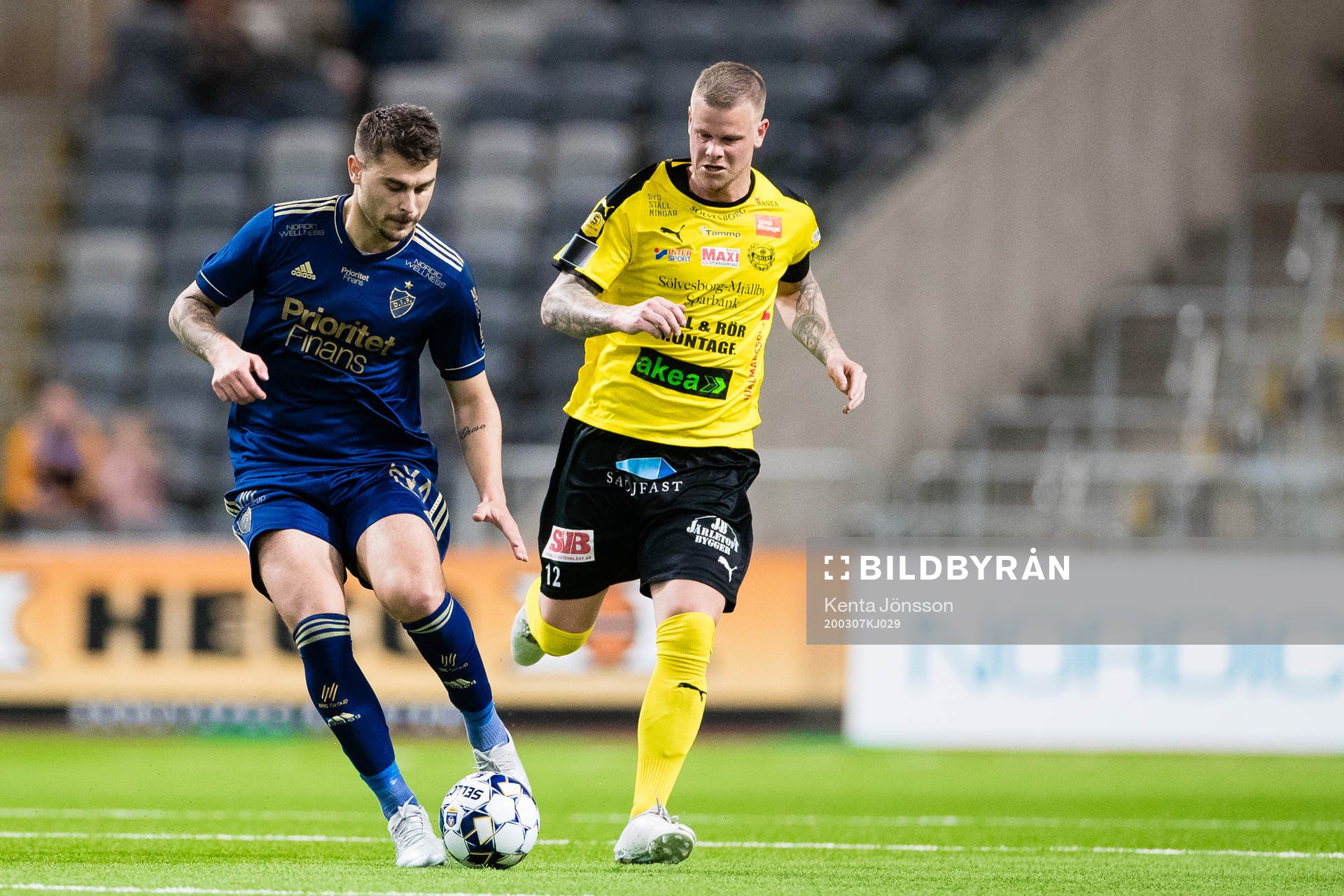 Djurgårdens Astrit Ajdarevic och Mjällbys David Löfquist