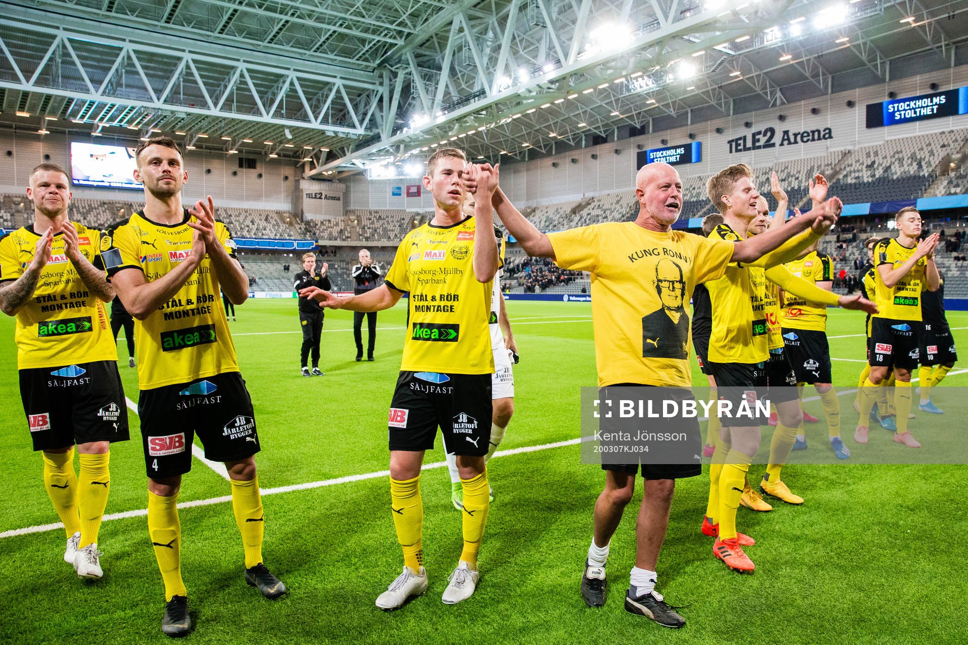 Mjällbys spelare jublar med lagledare Ronny Ryberg