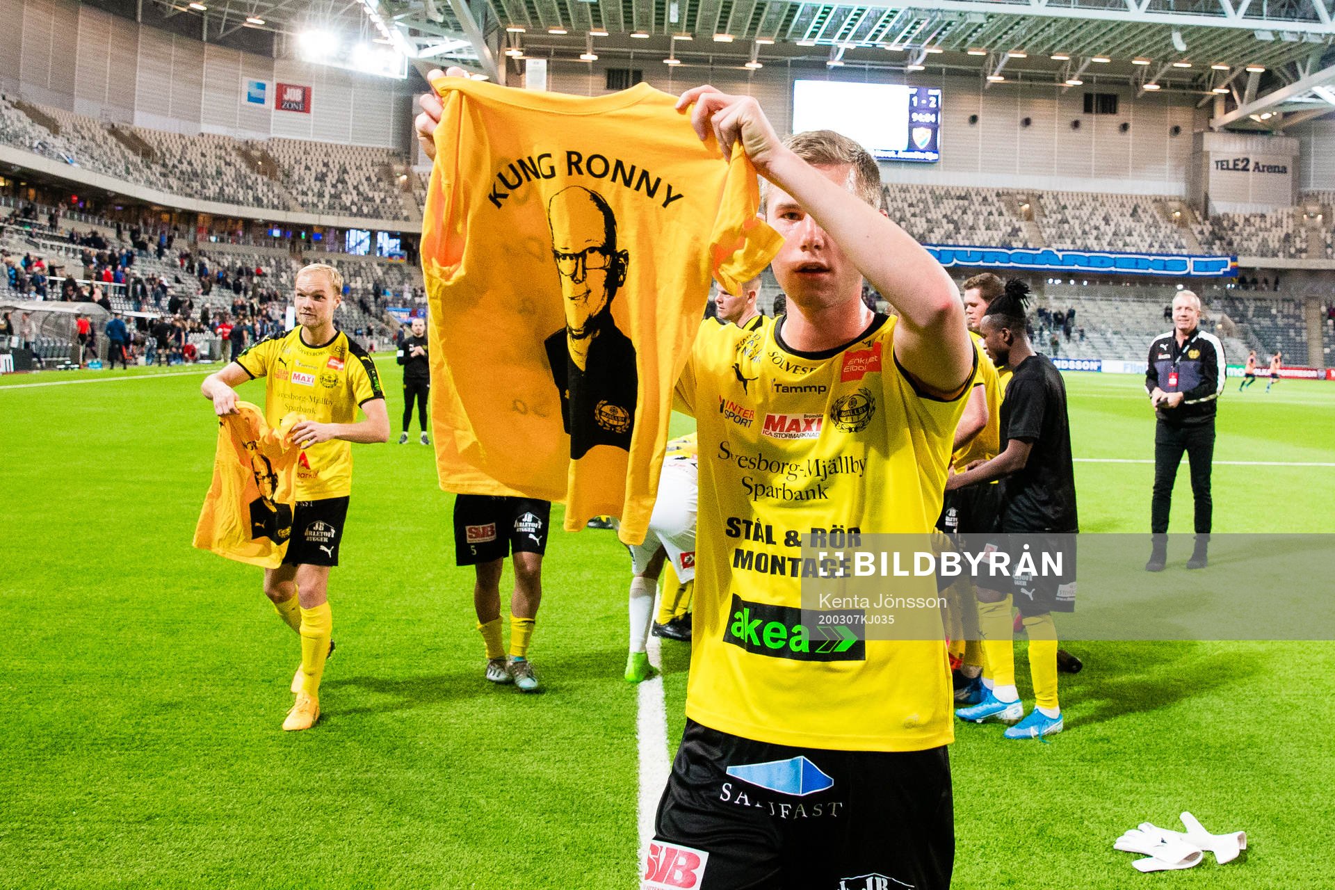 Mjällbys spelare jublar med en t-shirt