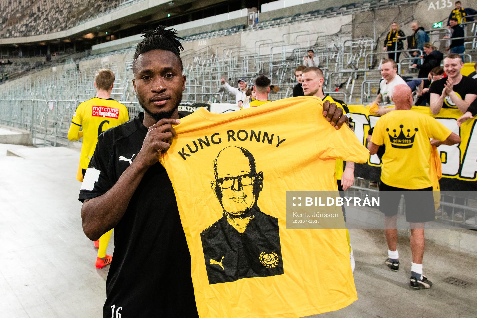Mjällbys Mamudu Moro med en tshirt