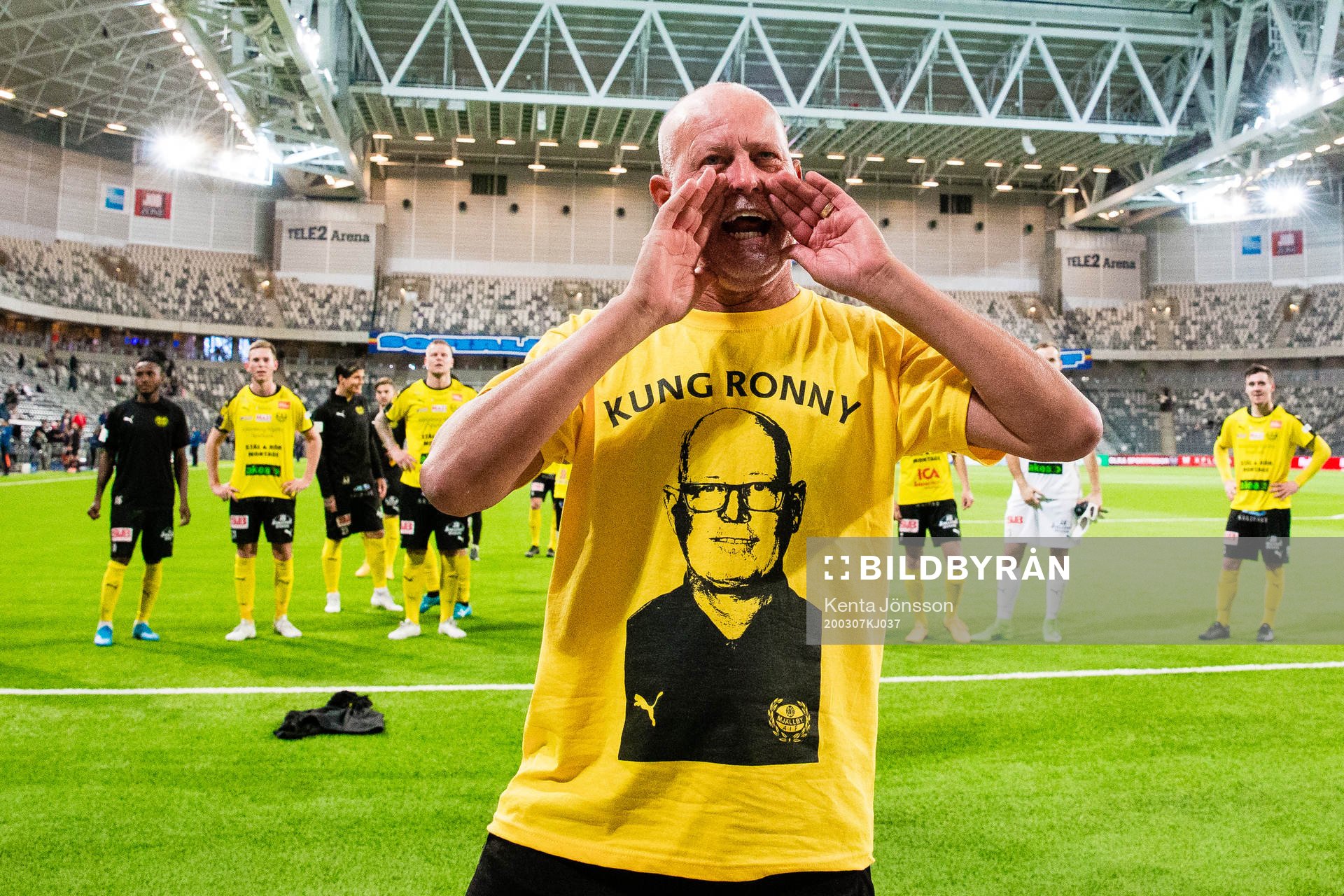Mjällbys lagledare Ronny Ryberg jublar efter fotbollsmatchen i Svenska Cupen mellan Djurgården och Mjällby den 7 mars 2020 i Stockholm.