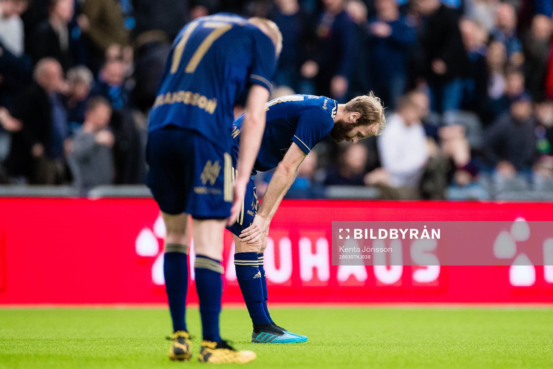 Djurgårdens Kalle Holmberg och Curtis Edwards deppar
