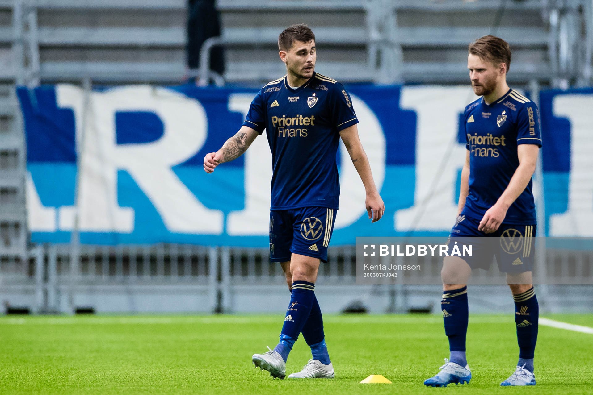 Djurgårdens Astrit Ajdarevic och Jacob Une Larsson deppar