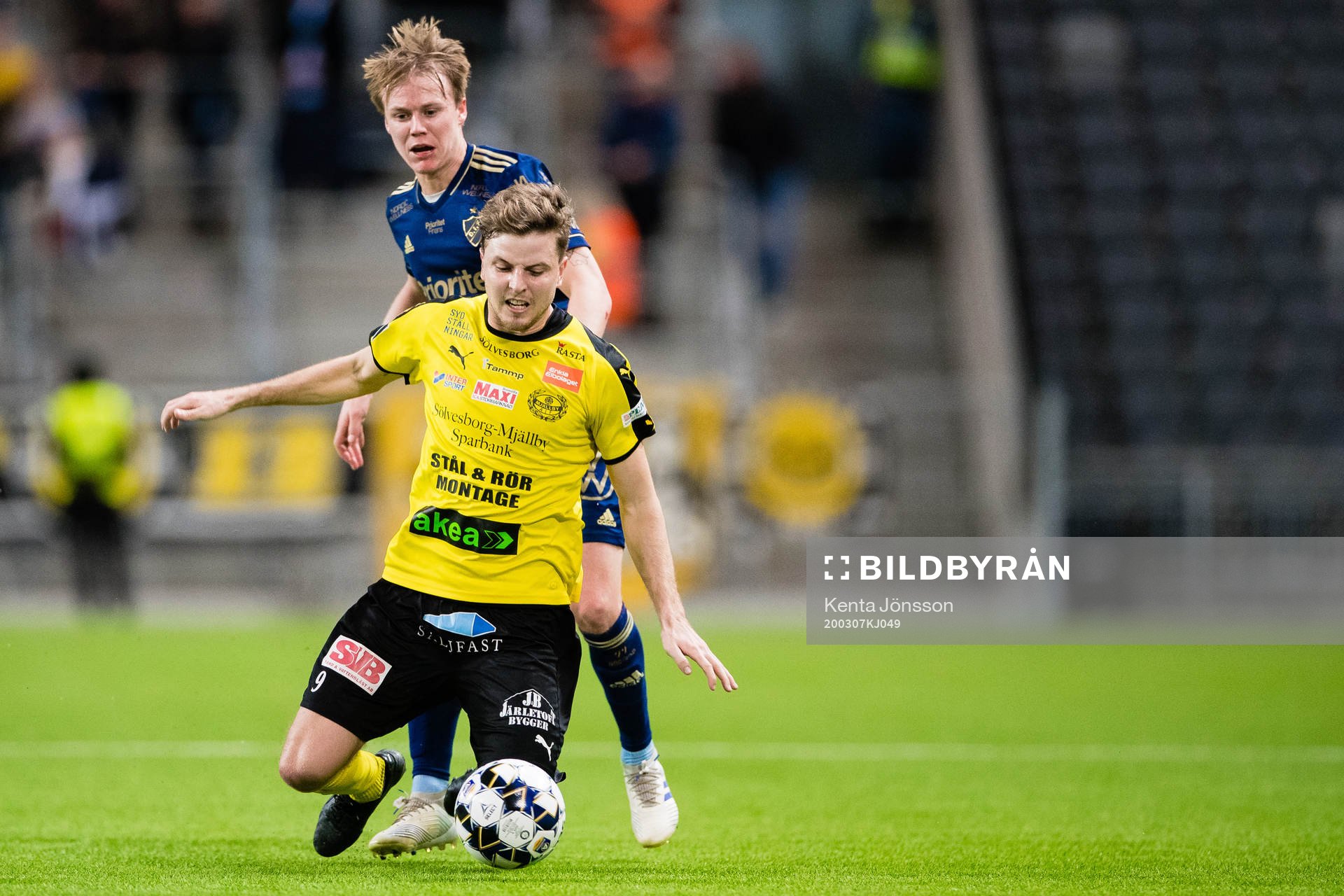 Djurgårdens Elliot Käck och Mjällbys Joel Nilsson