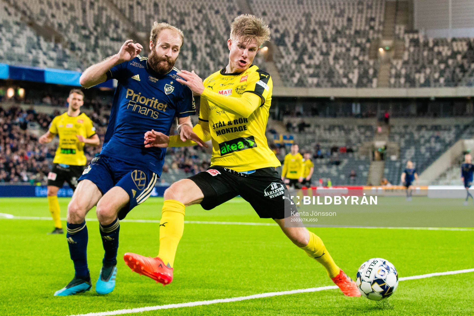 Djurgårdens Curtis Edwards och Mjällbys Eric Björkander
