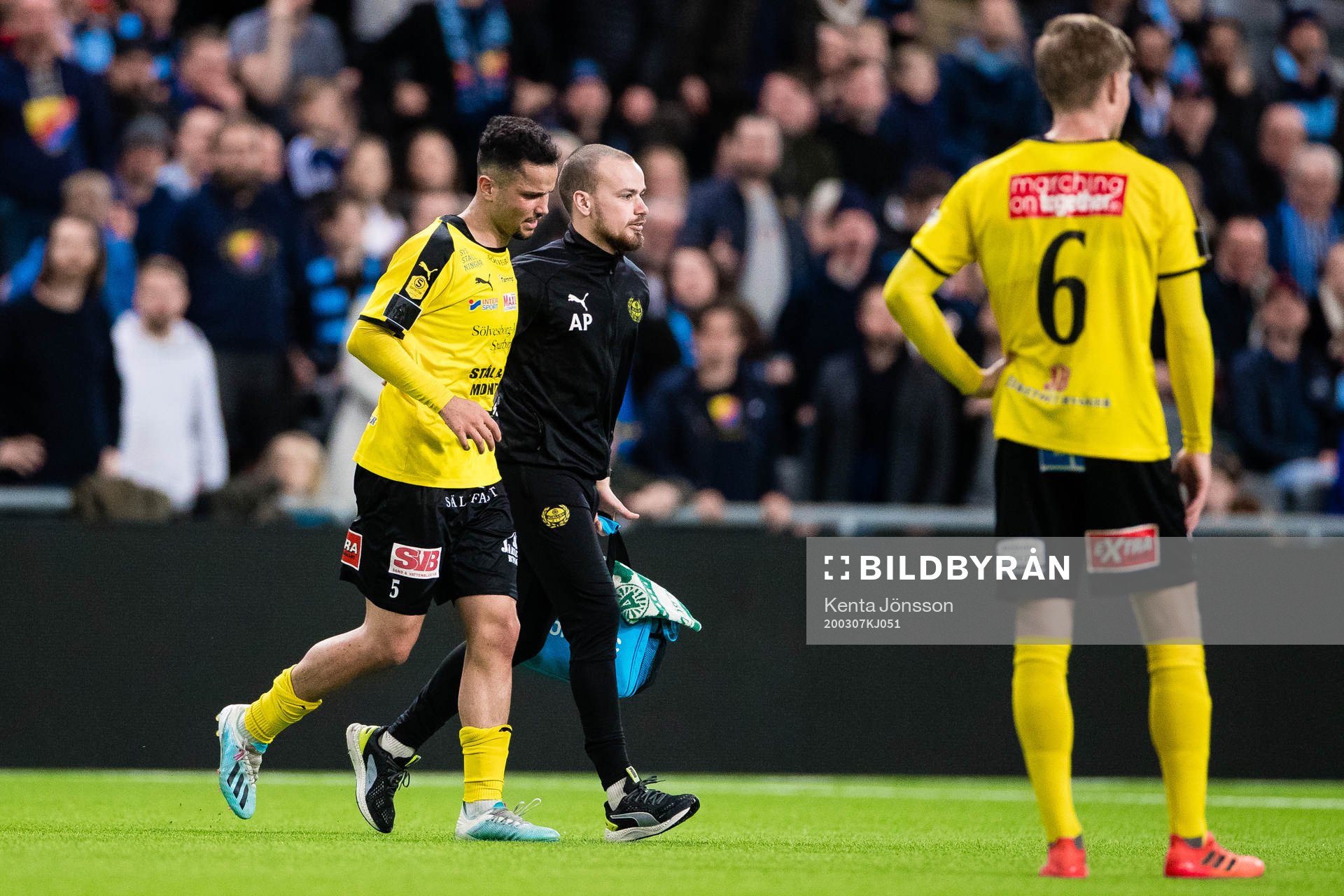 Mjällbys Mohanad Jeahze lämnar planen med en skada