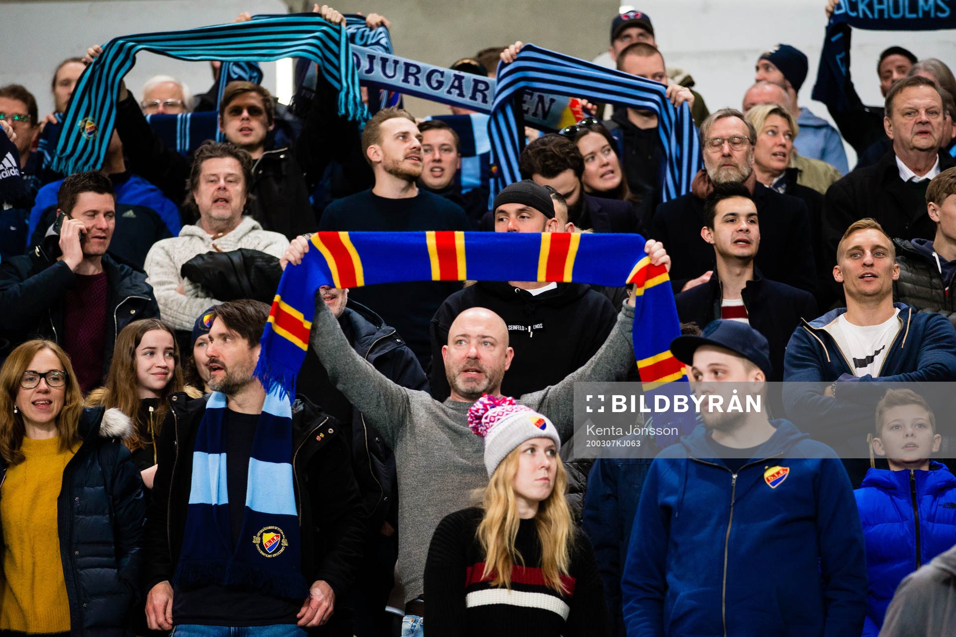 Djurgårdens supportrar med halsdukar