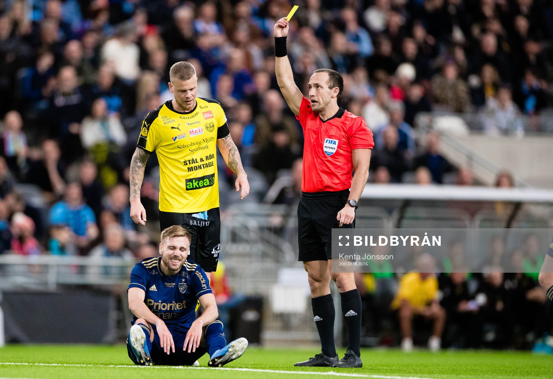Mjällbys David Löfquist för ett gult kort av domare