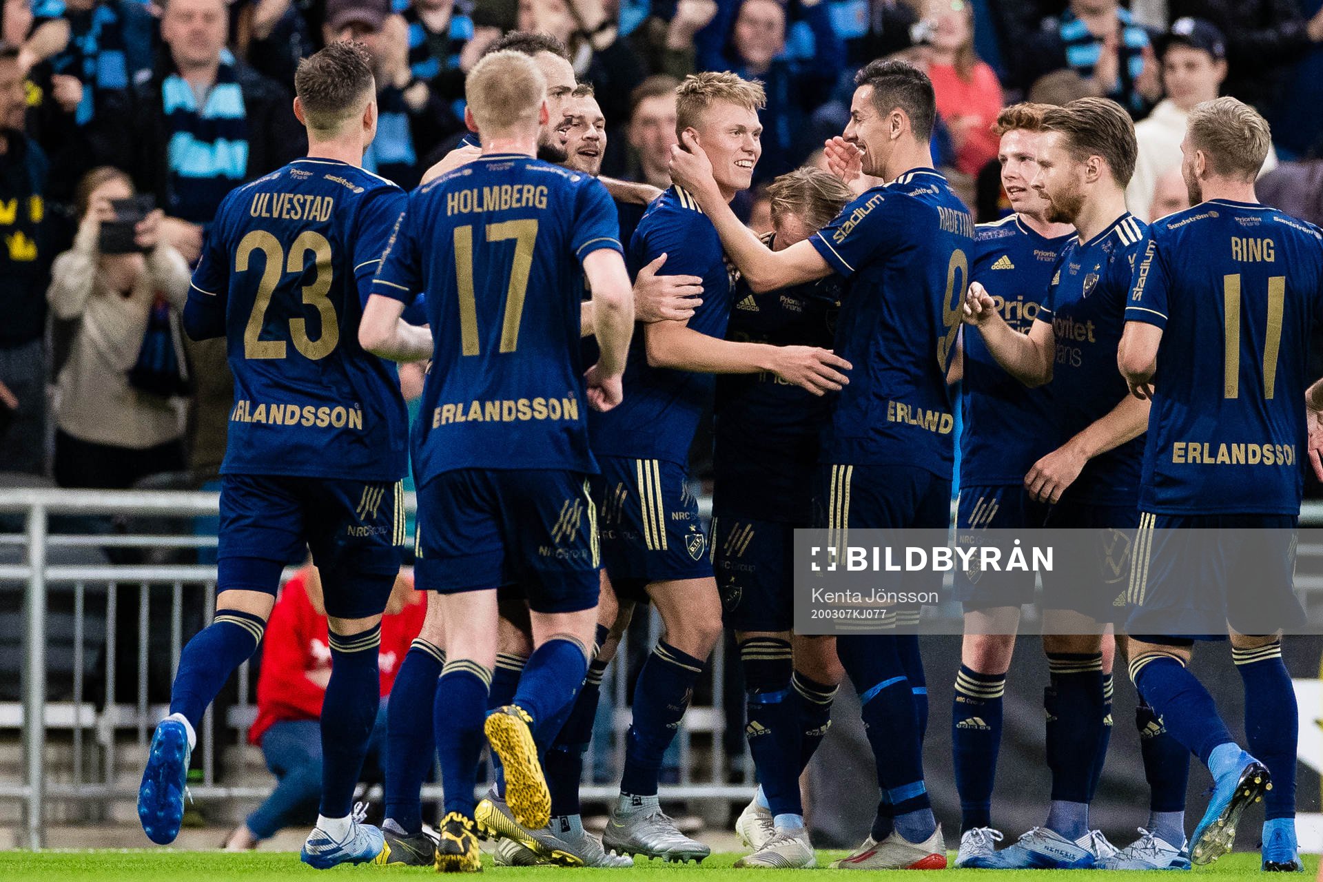 Djurgårdens Jonathan Augustinsson jublar med lagkamrater