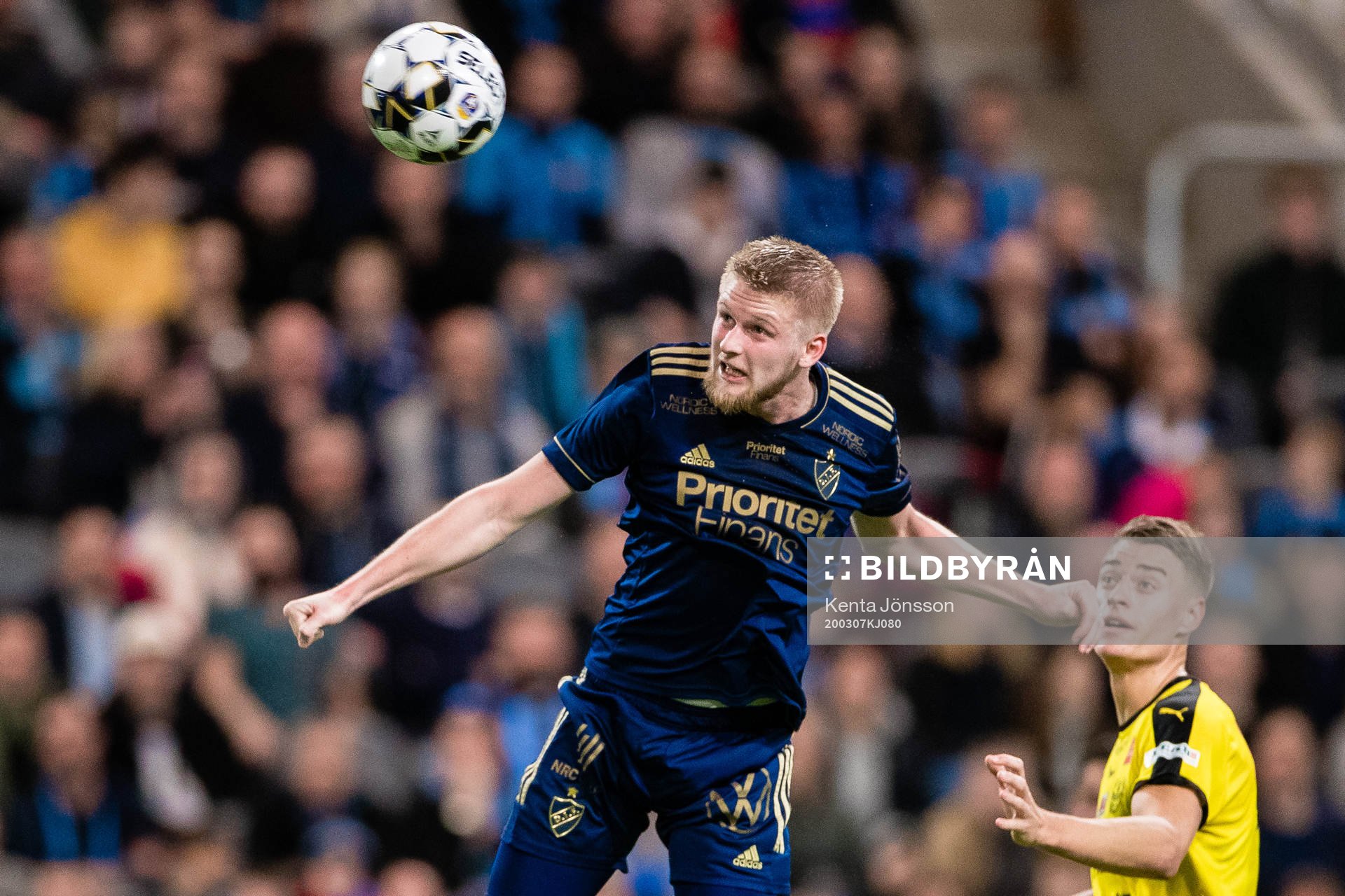 Djurgårdens Kalle Holmberg med en nick mot mål