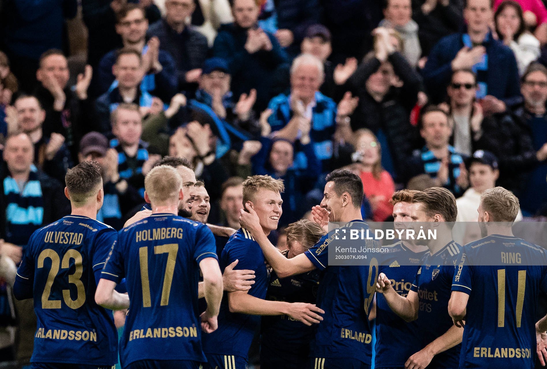 Djurgårdens Jonathan Augustinsson jublar med lagkamrater
