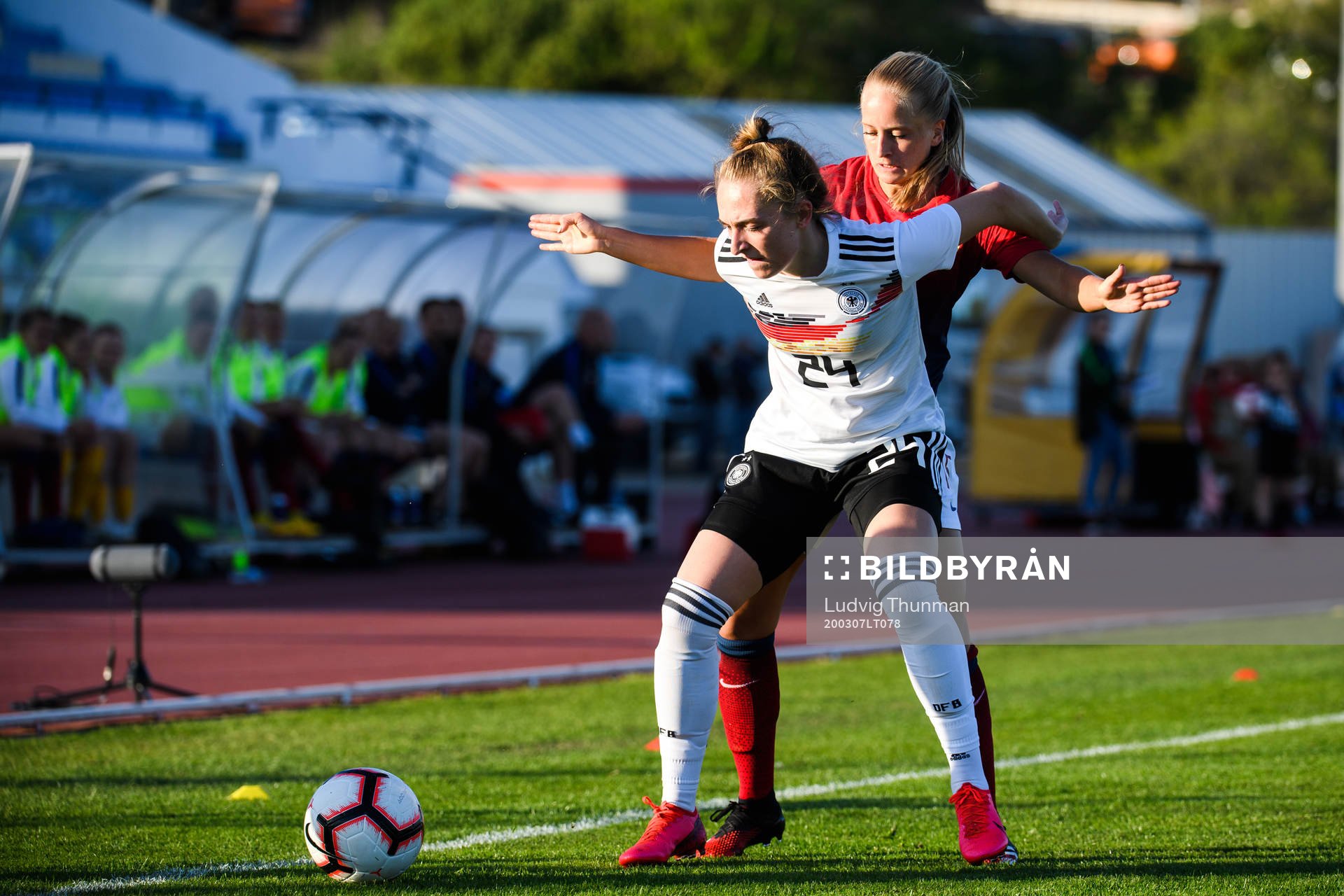 Amalie Eikeland of Norway and Sophia Kleinherne of Germany