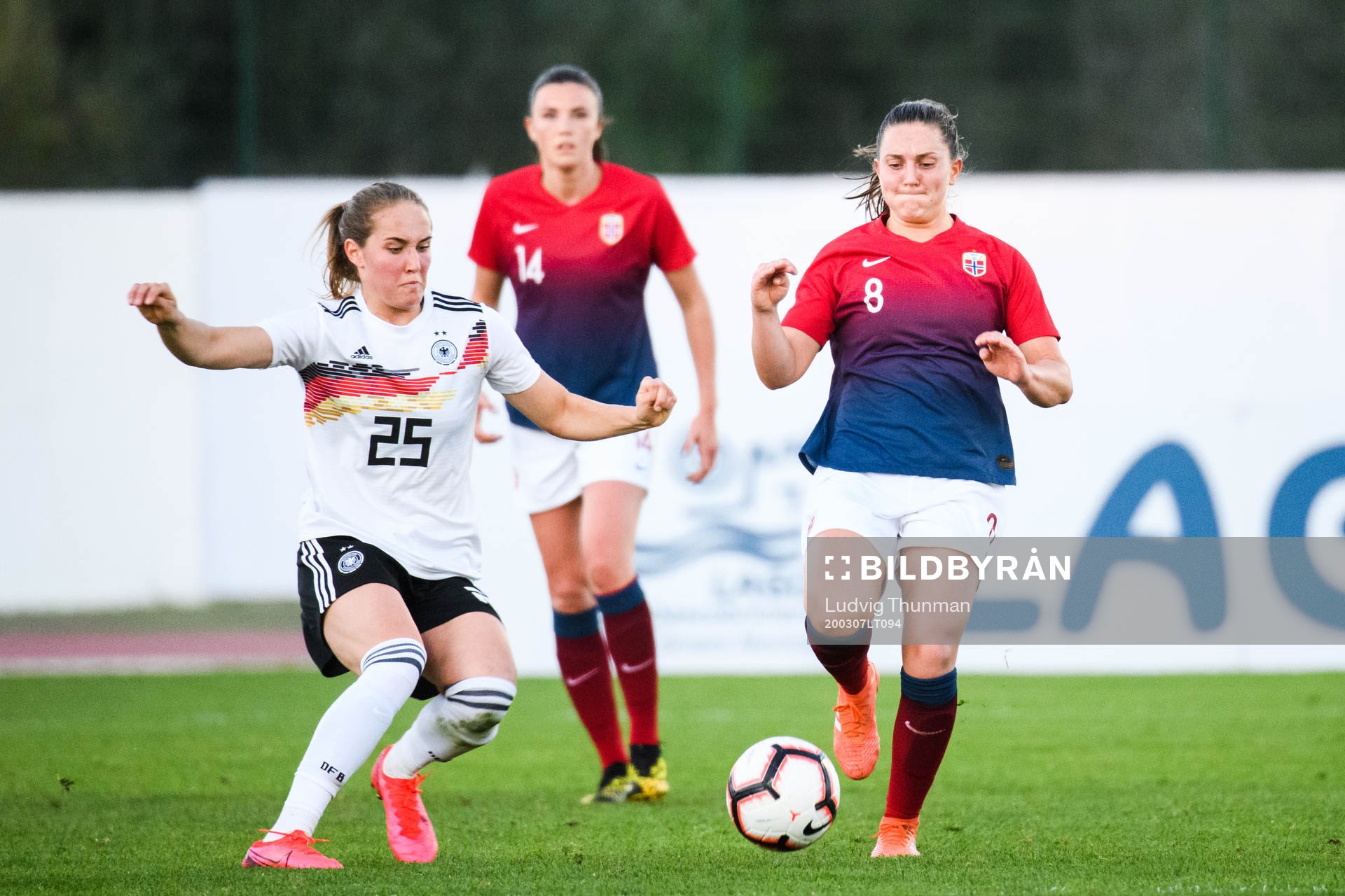 Sydney Lohmann of Germany and Vilde Bøe Risa of Norway