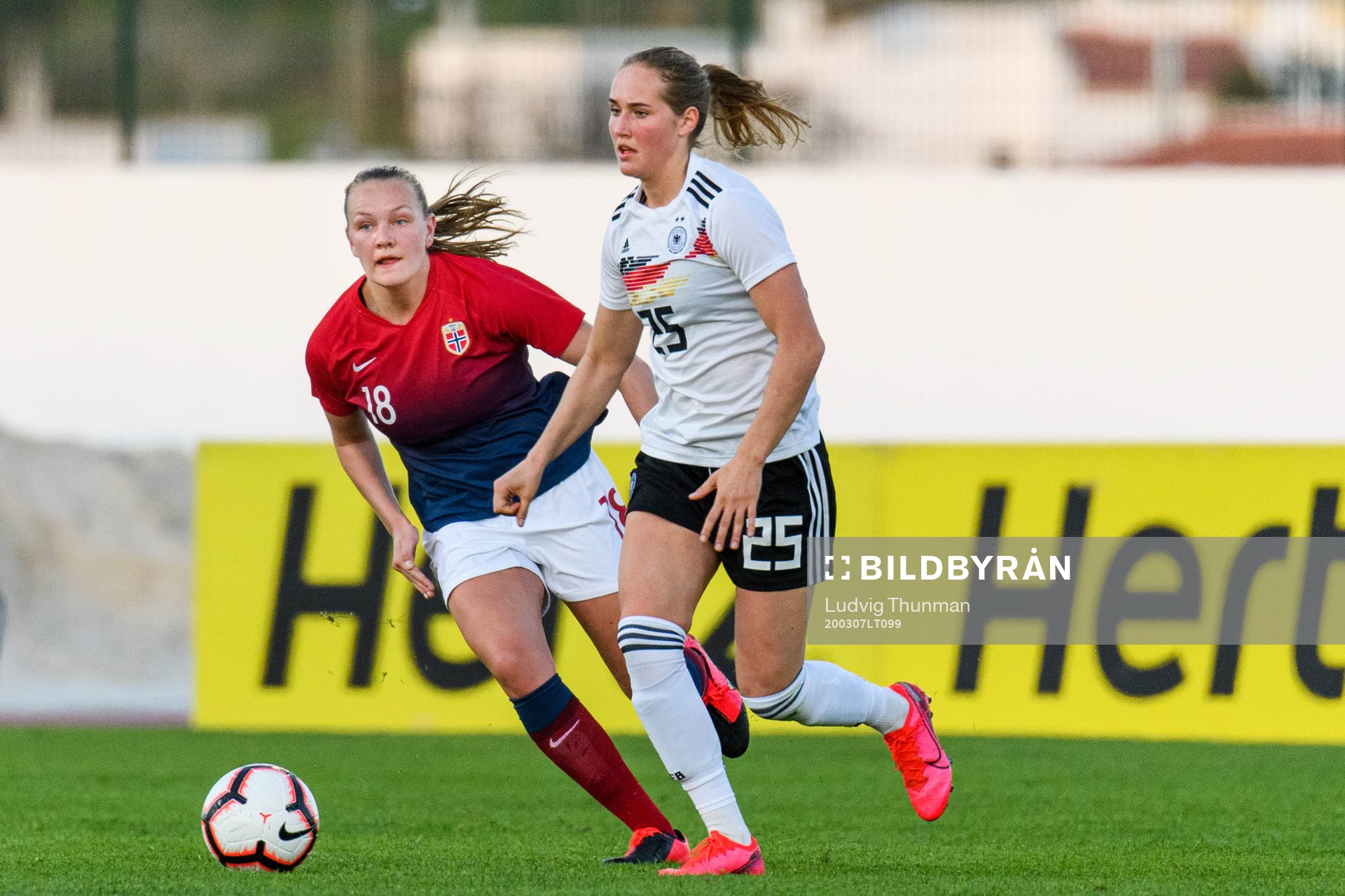 Frida Leonhardsen Maanum of Norway and Sydney Lohmann of