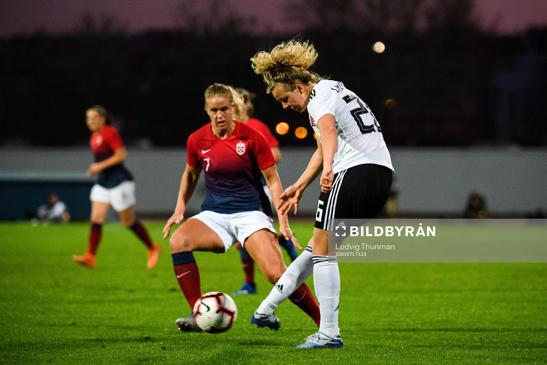Lena Lattwein of Germany and Elise Thorsnes of Norway during the Algarve Cup match between Germany and Norway on March 7, 2020 in Lagos.