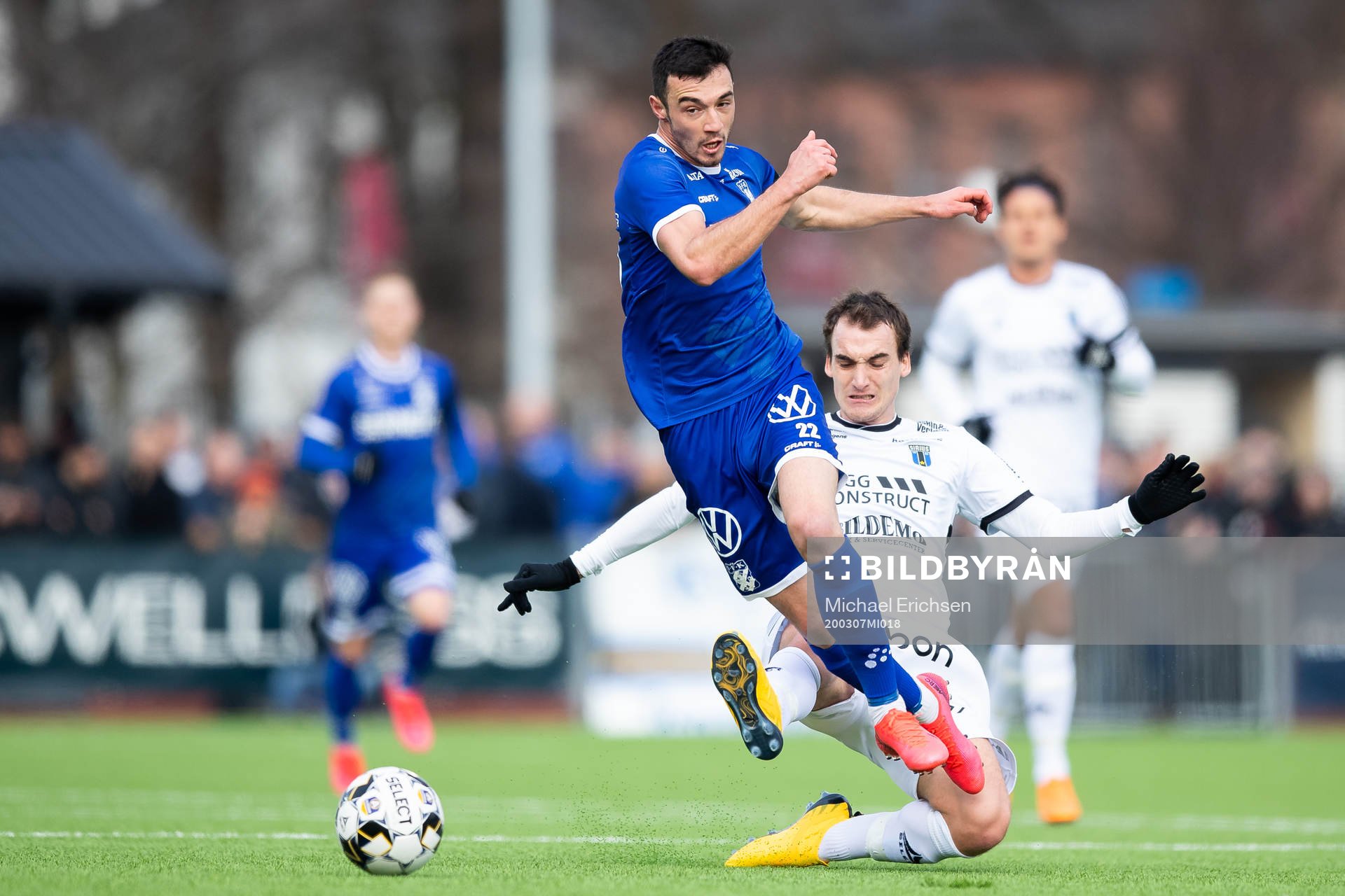 IFK Göteborgs Giorgi Kharaishvili fälls av Sirius Adam