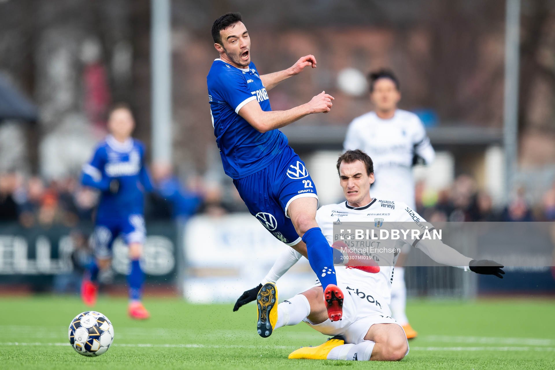 IFK Göteborgs Giorgi Kharaishvili fälls av Sirius Adam