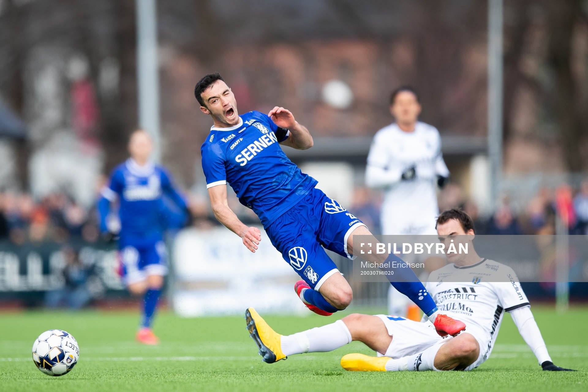 IFK Göteborgs Giorgi Kharaishvili fälls av Sirius Adam