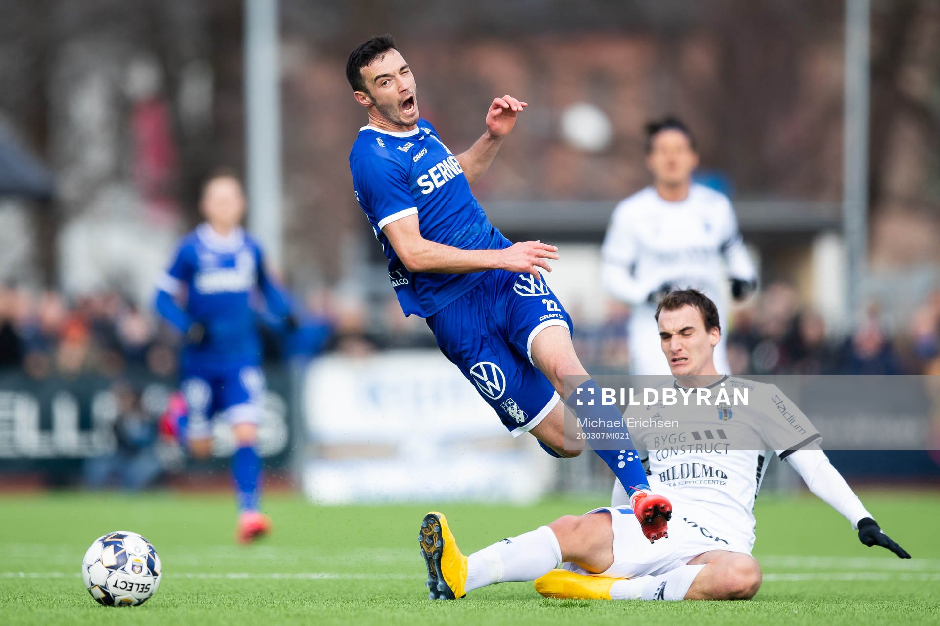 IFK Göteborgs Giorgi Kharaishvili fälls av Sirius Adam
