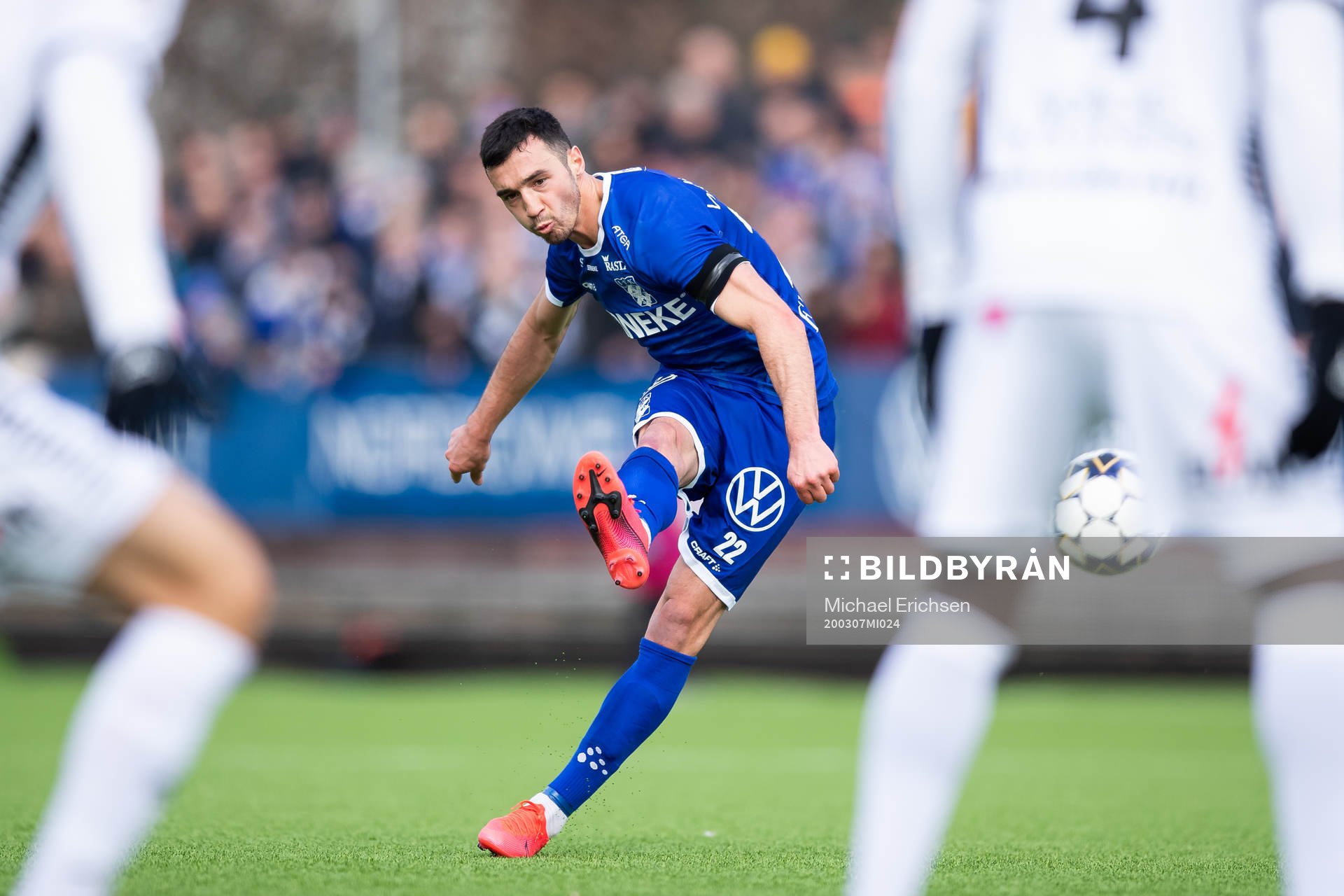 IFK Göteborgs Giorgi Kharaishvili skjuter en frispark