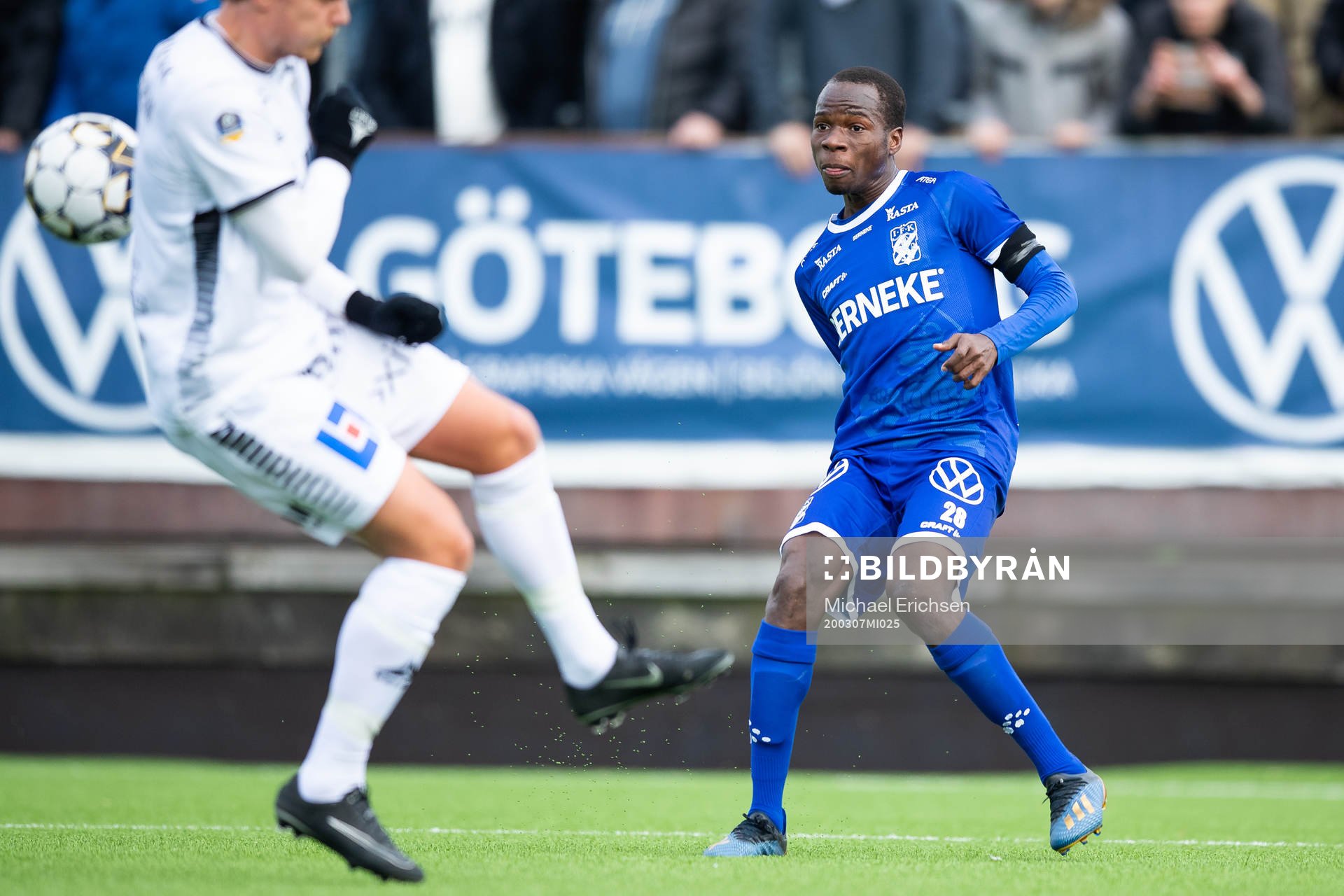 IFK Göteborgs Alhassan Yusuf spelar fram till Robin