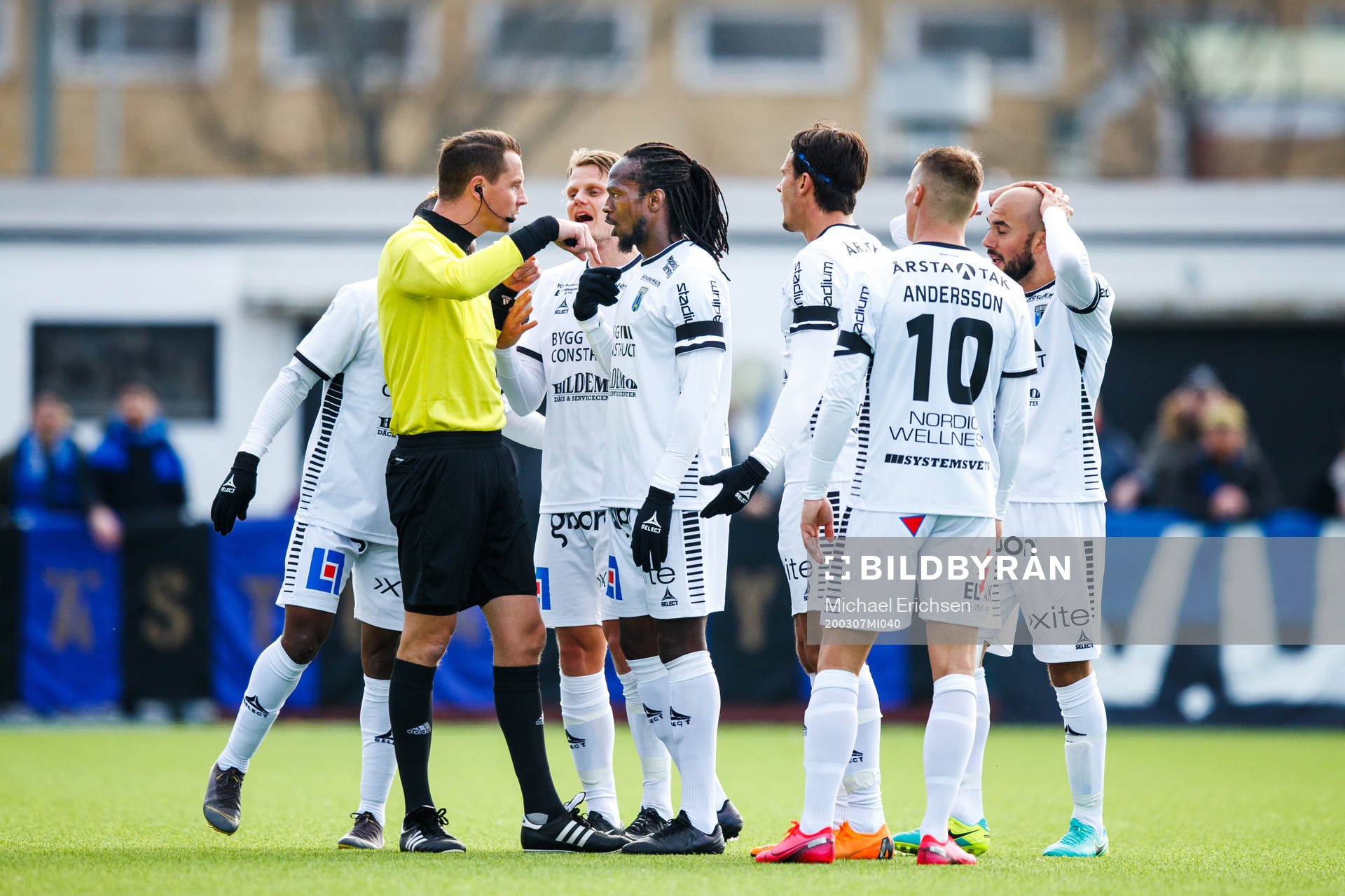Sirius spelare i samtal med domaren