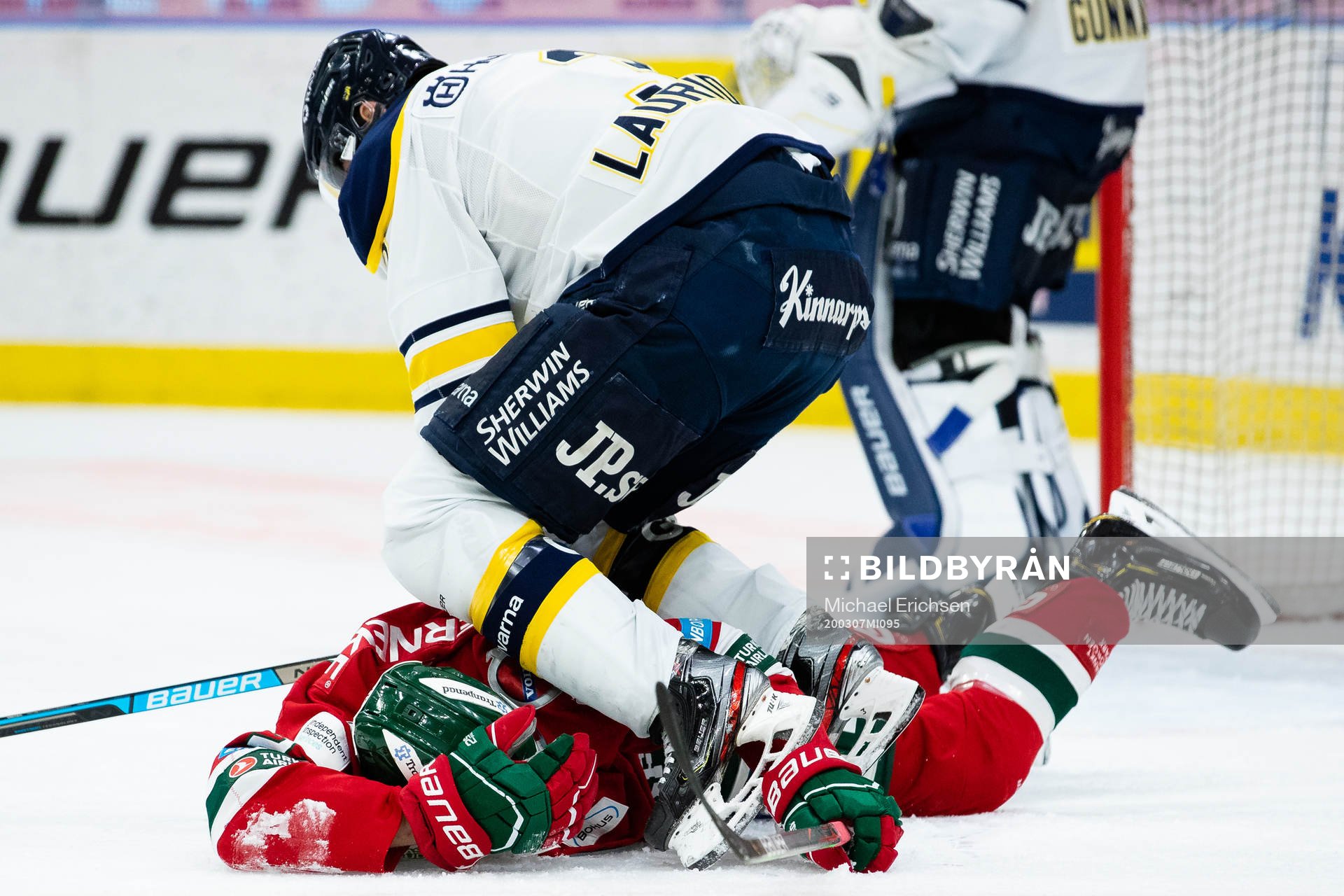 s Markus Lauridsen trycker ner Frölundas Johan Sundström