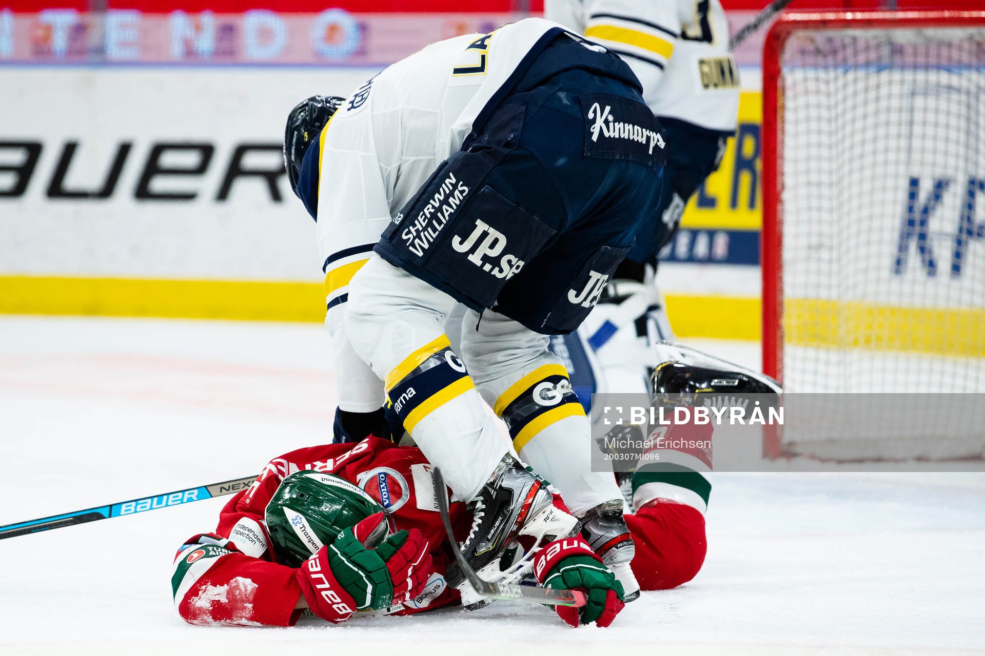 s Markus Lauridsen trycker ner Frölundas Johan Sundström