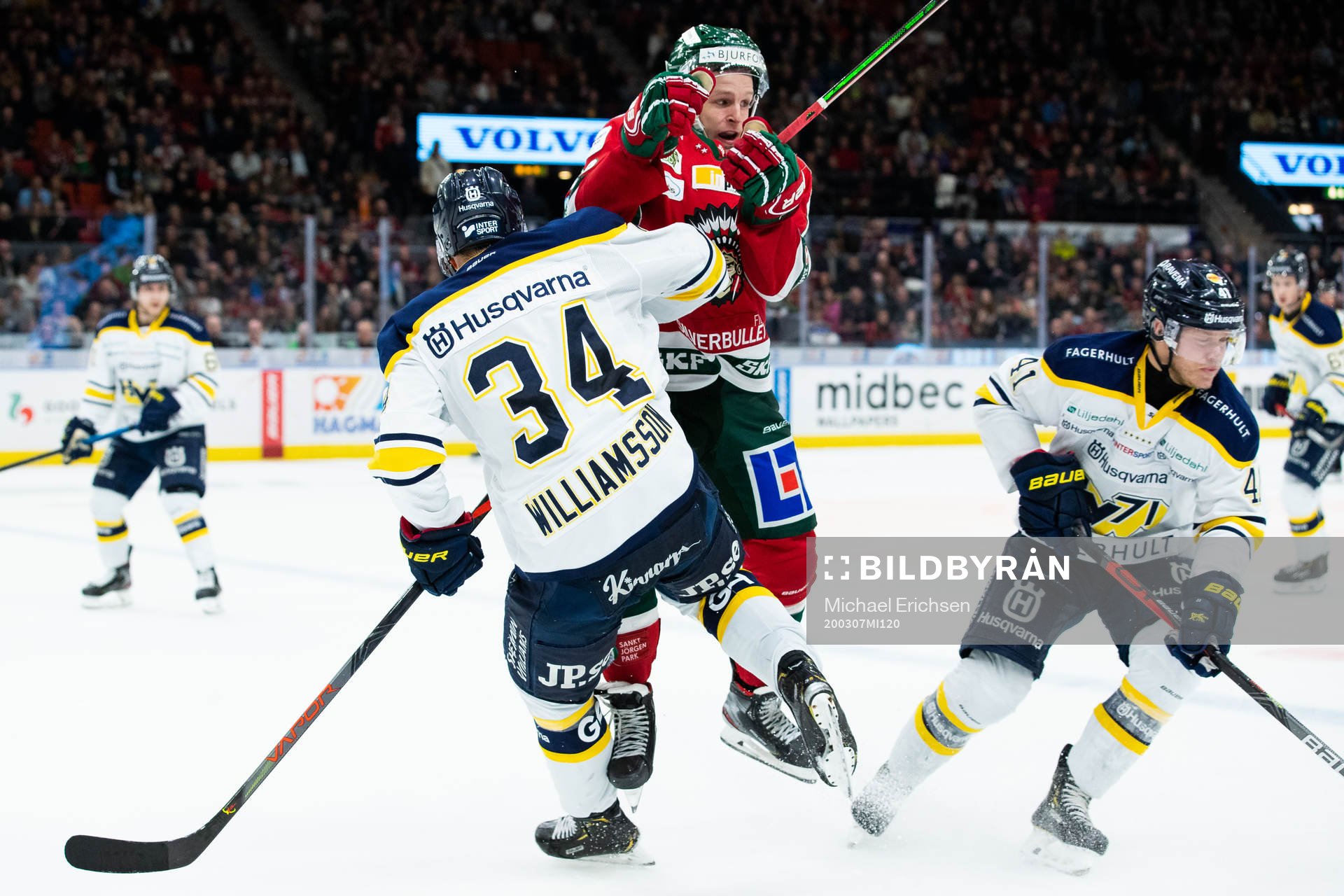 s Jesper Williamsson blir tacklad av Frölundas Max Friberg