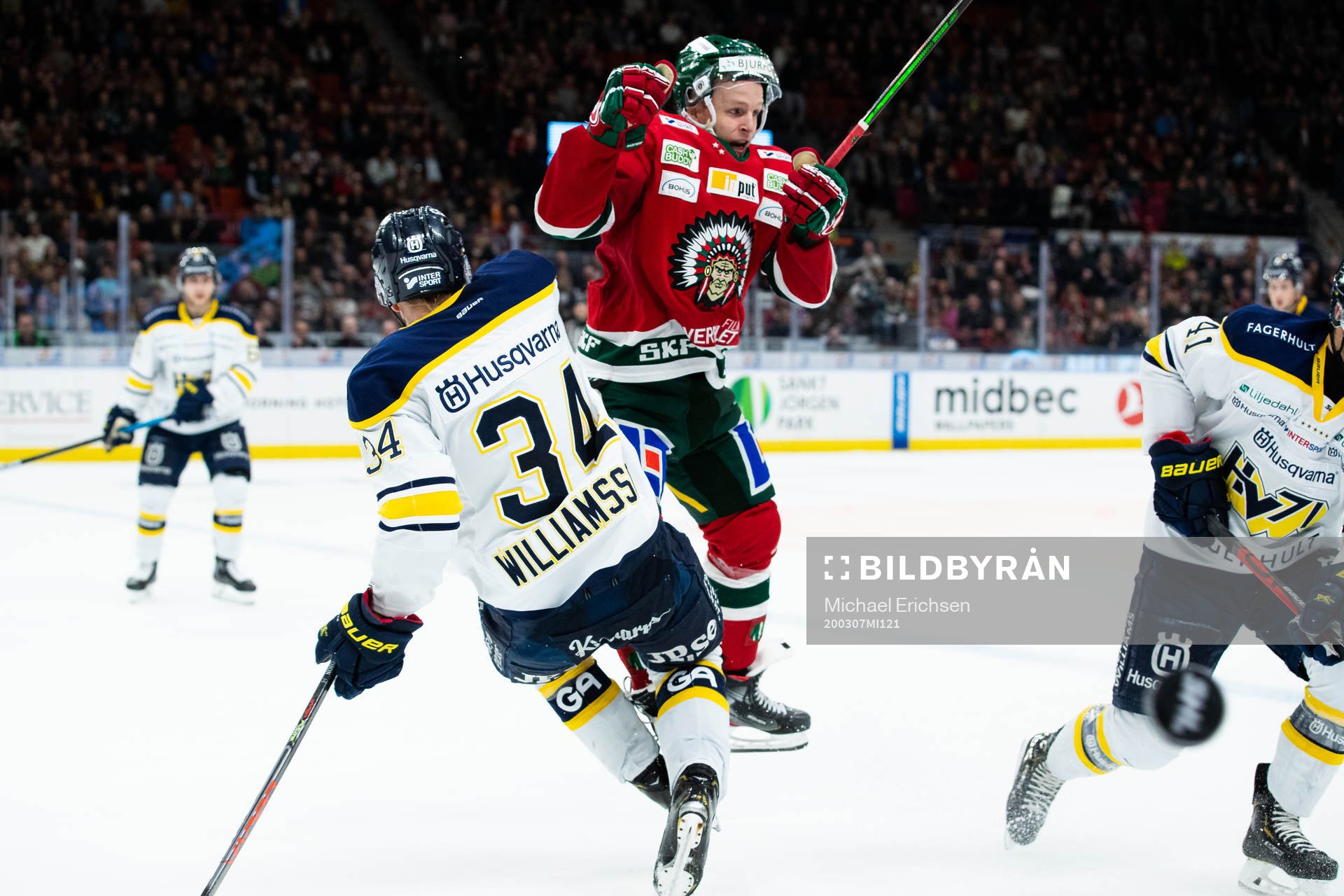 s Jesper Williamsson blir tacklad av Frölundas Max Friberg