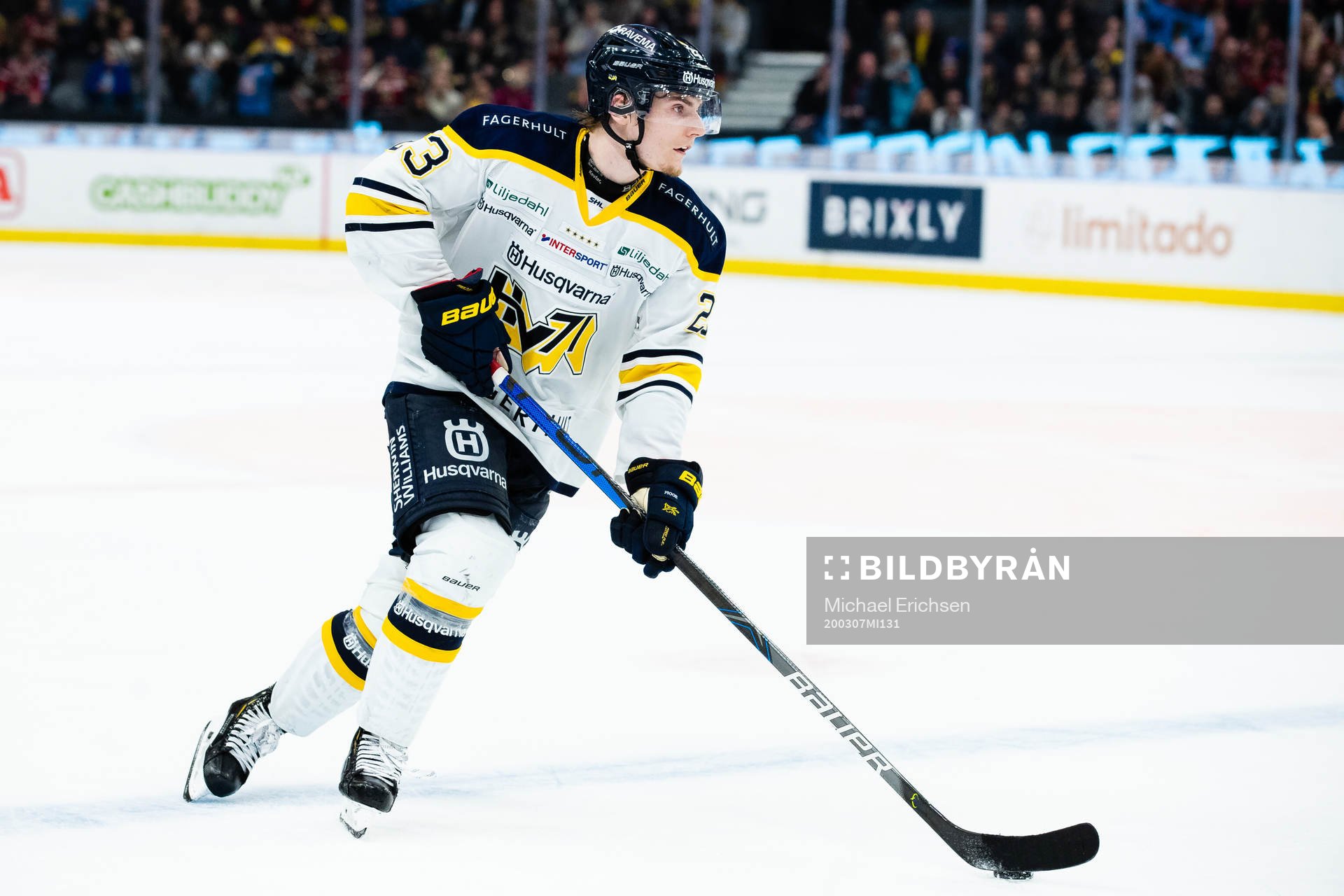 s Lias Andersson tar fart för att slå en straff