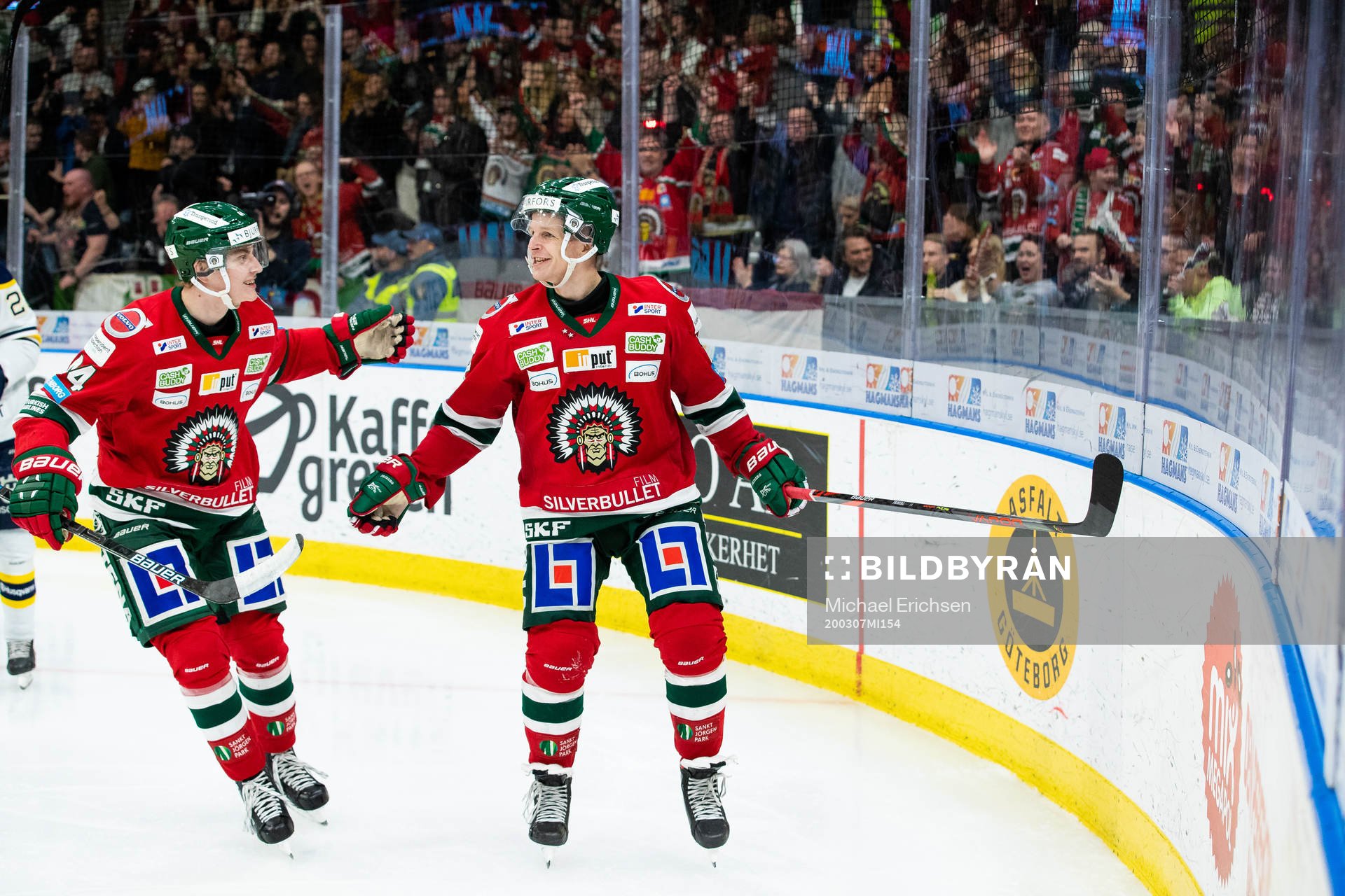 Frölundas Max Friberg jublar ihop med Jacob Peterson