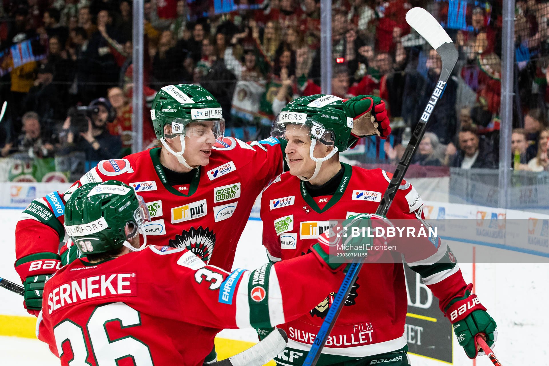 Frölundas Max Friberg jublar ihop med Jacob Peterson och