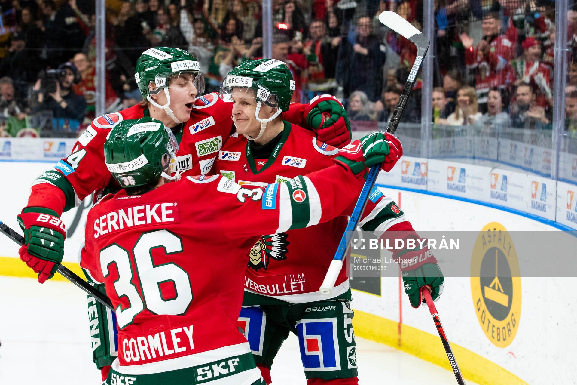 Frölundas Max Friberg jublar ihop med Jacob Peterson och