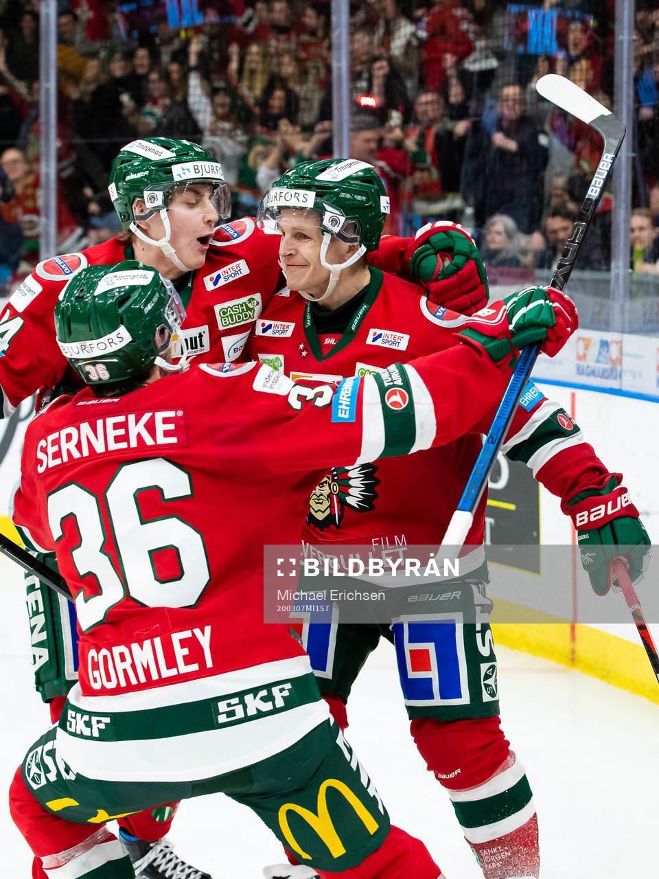 Frölundas Max Friberg jublar ihop med Jacob Peterson och