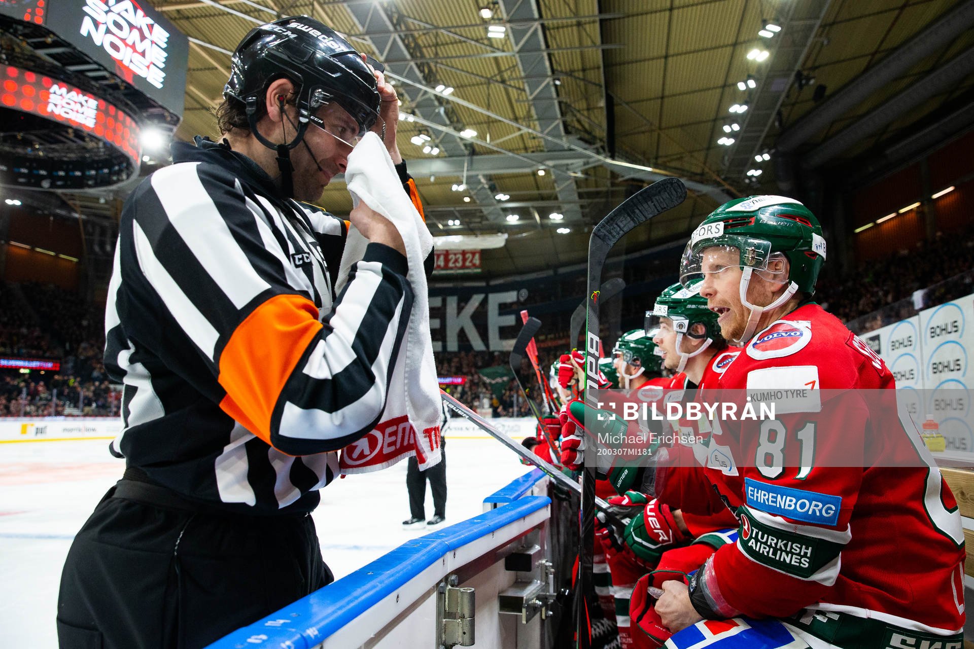 Domare Mikael Sjöqvist pratar med Frölundas Ryan Lasch