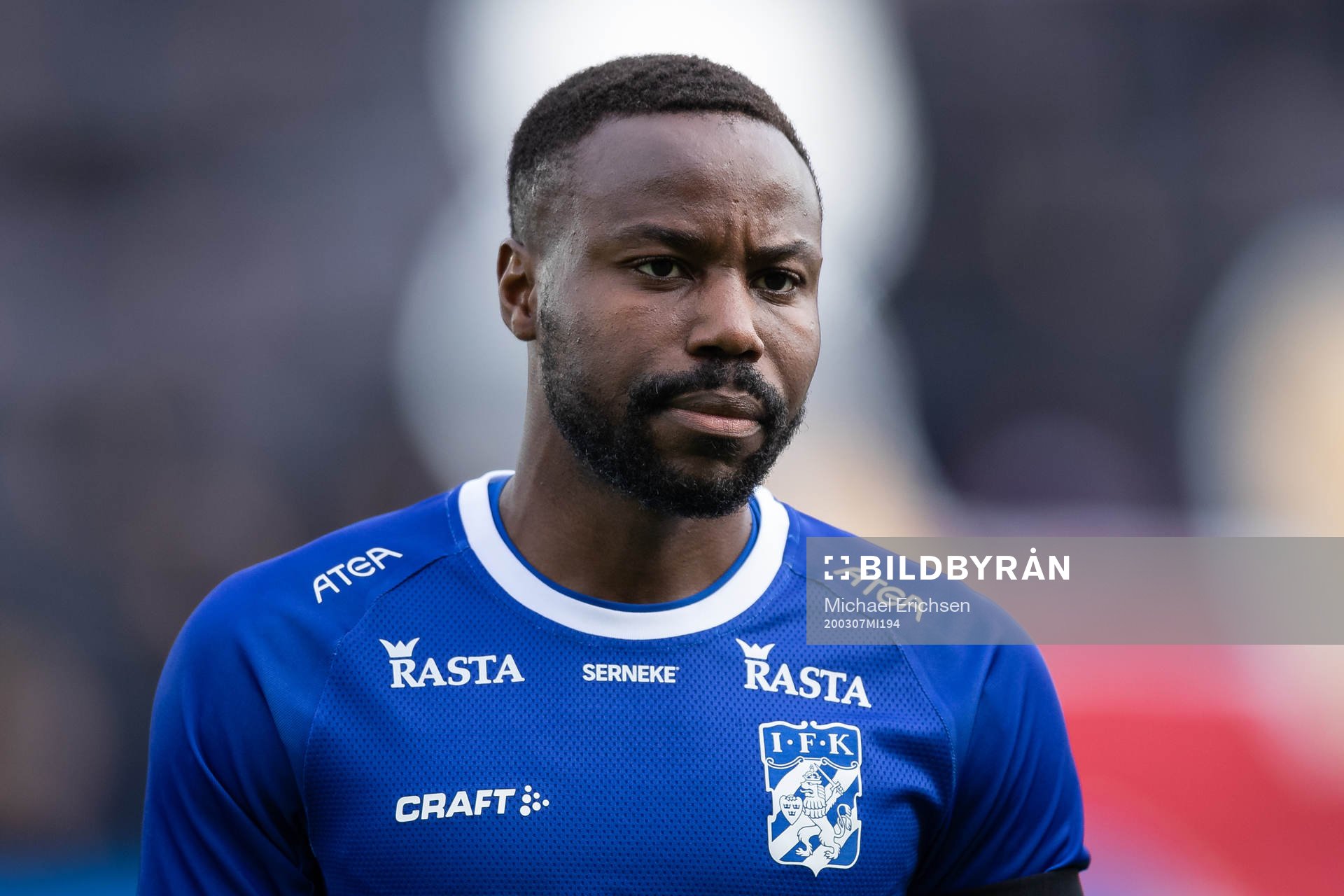 IFK Göteborgs Nzuzi Toko innan fotbollsmatchen i Svenska