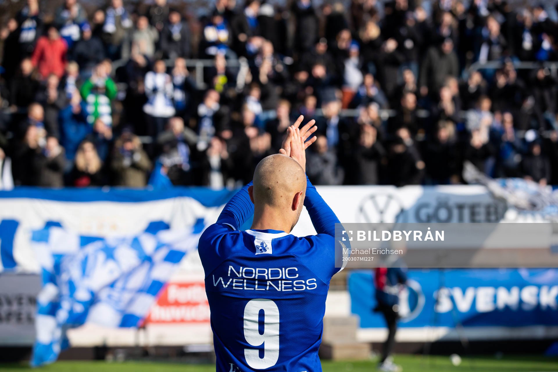 IFK Göteborgs Robin Söder tackar publiken