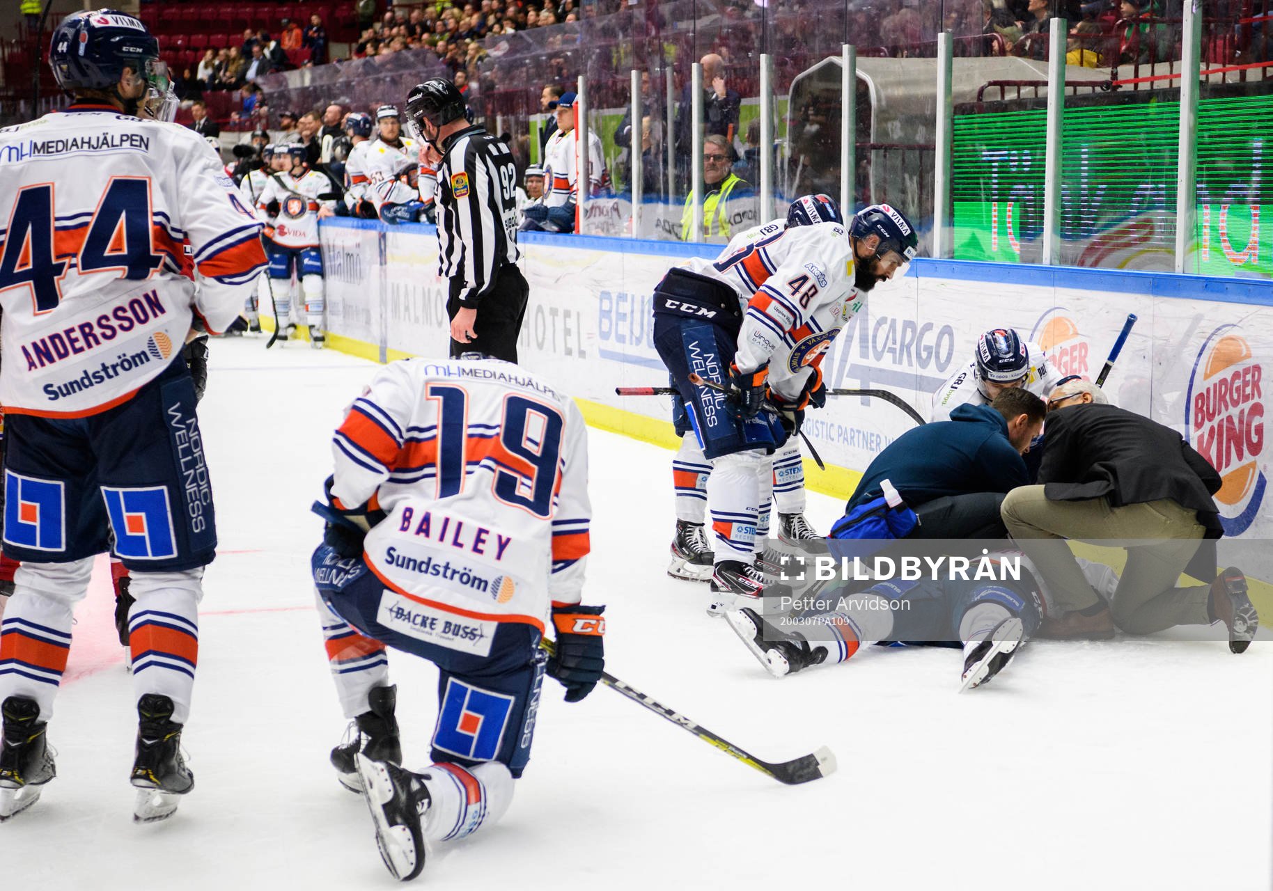Växjös Brendan Shinnimin ligger skadad på isen