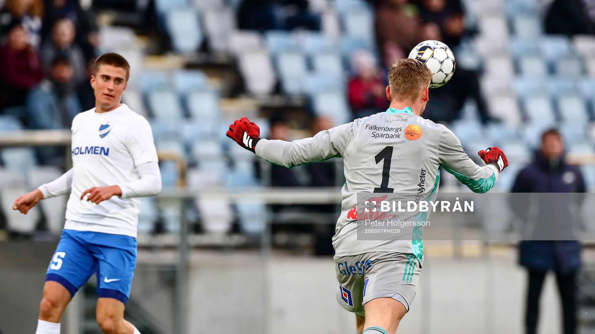 Falkenbergs målvakt Johan Brattberg nickar bort bollen