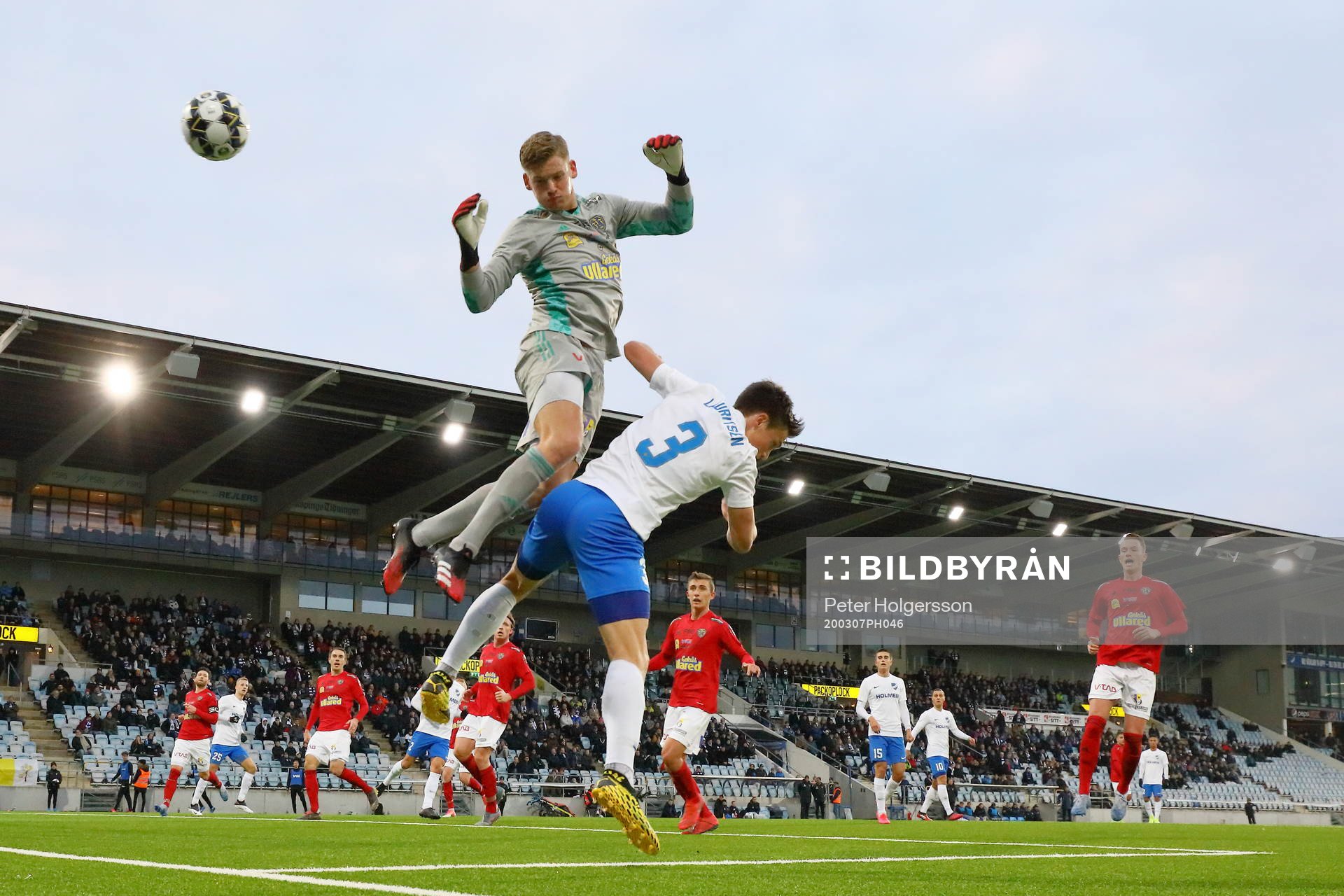 Falkenbergs målvakt Johan Brattberg och IFK Norrköpings Rasmus Stensbæk Lauritsen nder fotbollsmatchen i Svenska Cupen mellan IFK Norrköping och Falkenberg den 7 mars 2020 i Norrköping.