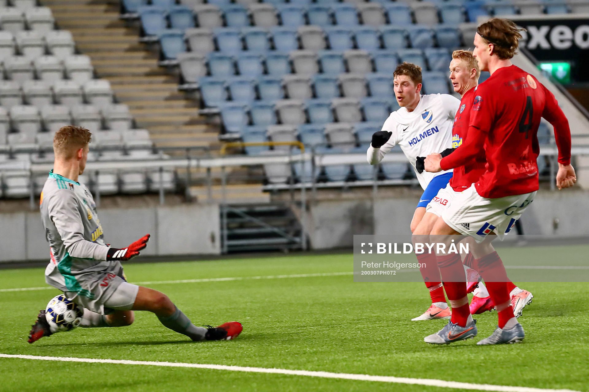Falkenbergs målvakt Johan Brattberg räddar skott av IFK