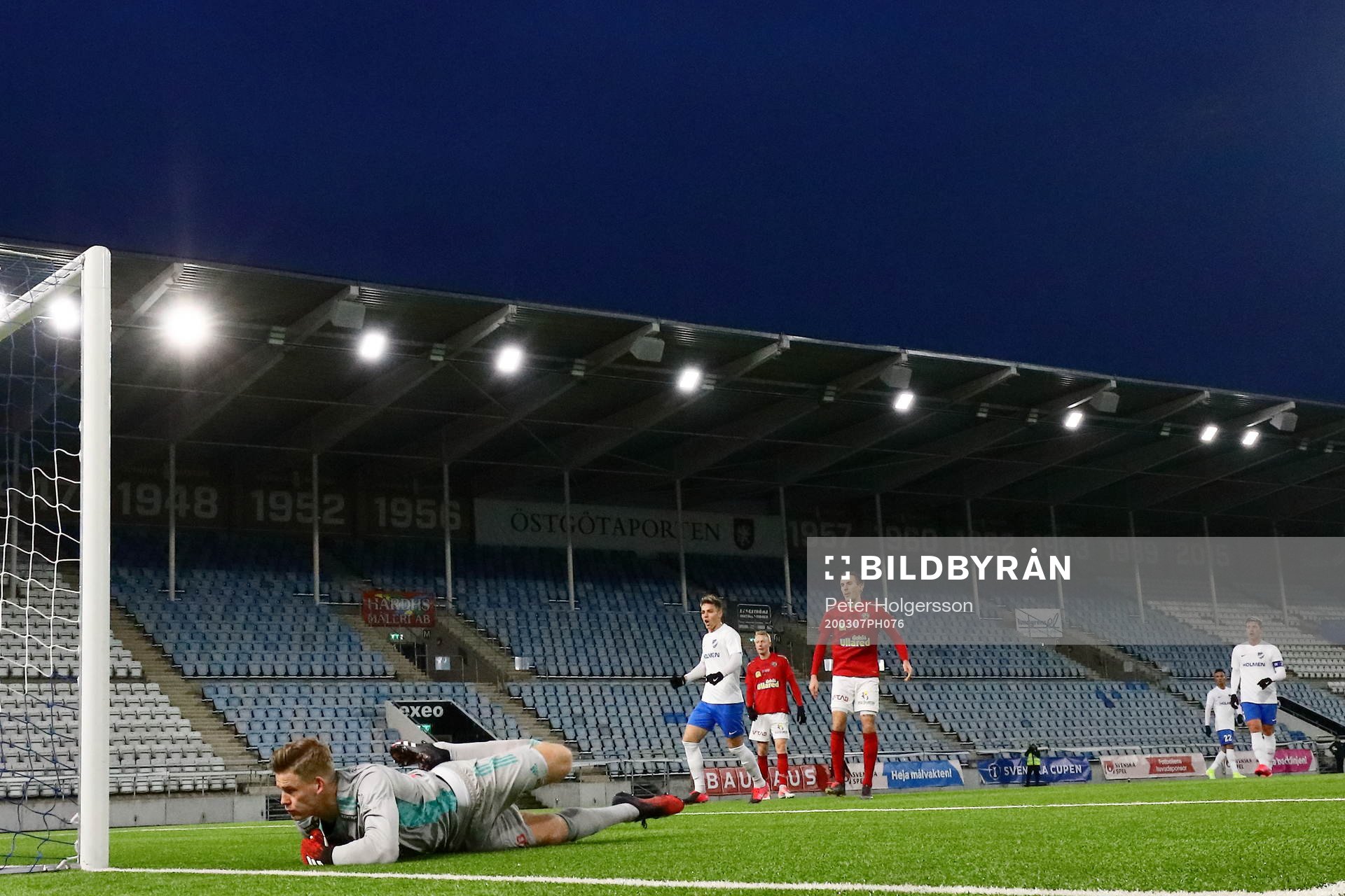 Falkenbergs målvakt Johan Brattberg släpper in mål 1-0
