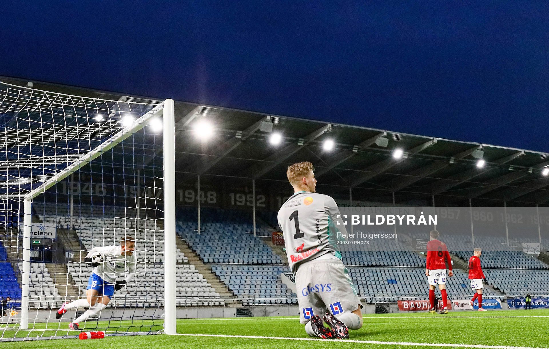 IFK Norrköpings Christoffer Nyman hämtar bollen och