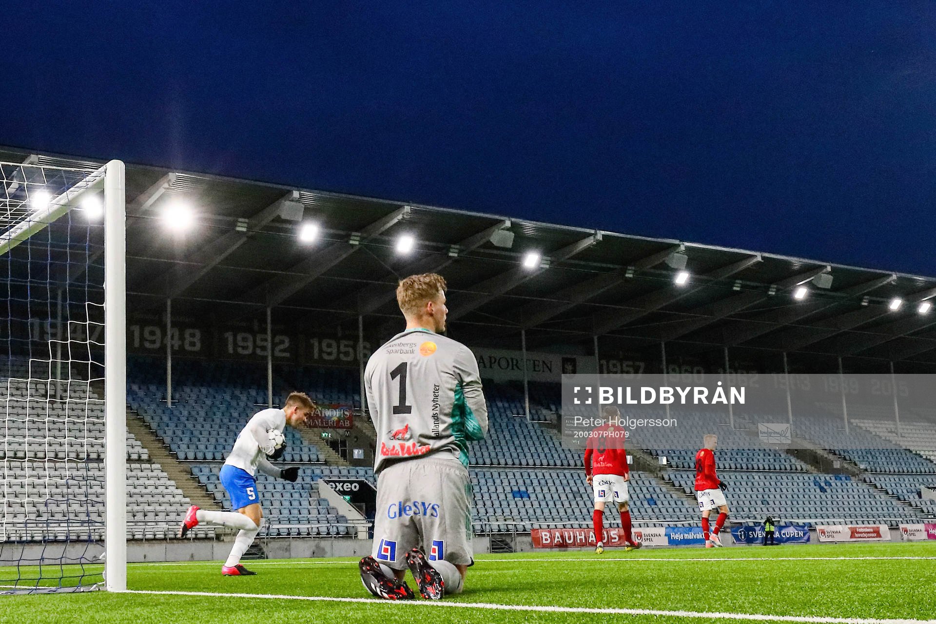 IFK Norrköpings Christoffer Nyman hämtar bollen och