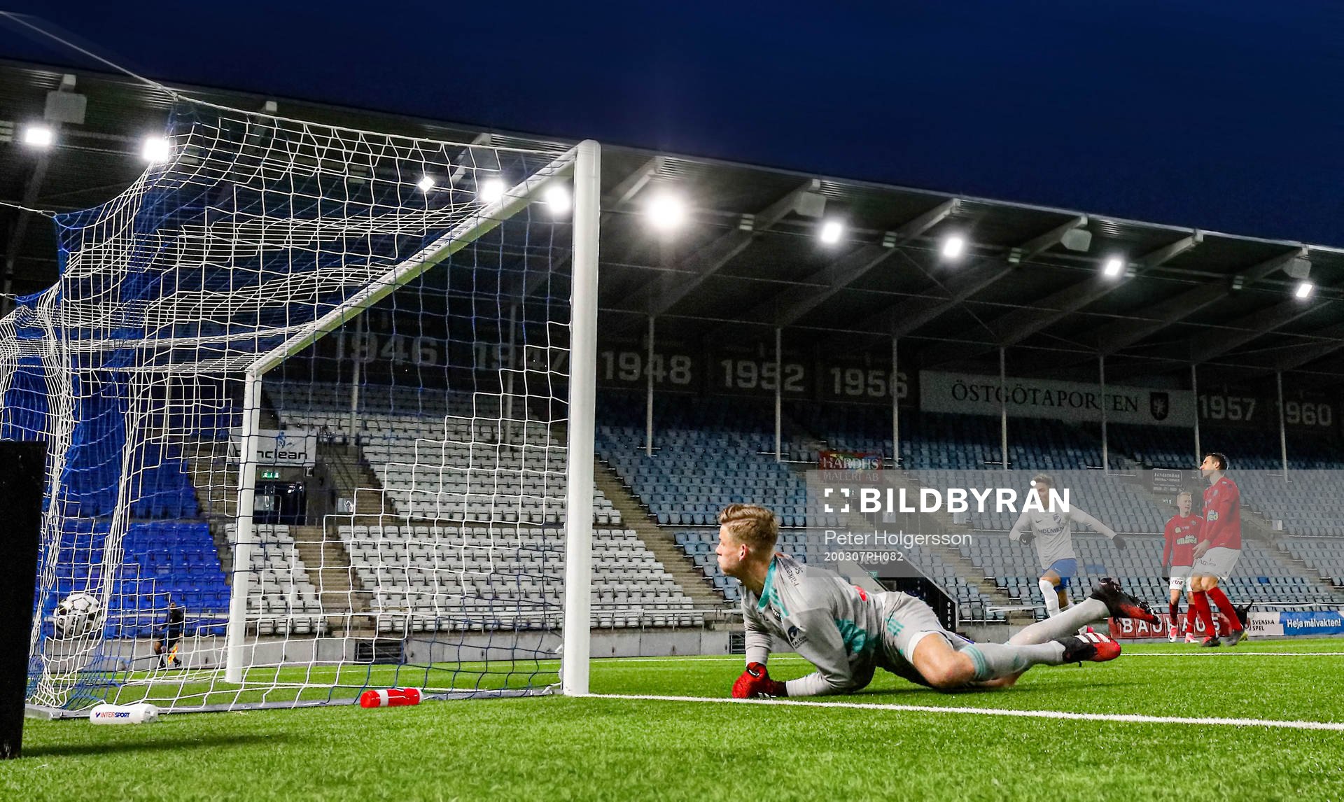 Falkenbergs målvakt Johan Brattberg släpper in mål 1-0