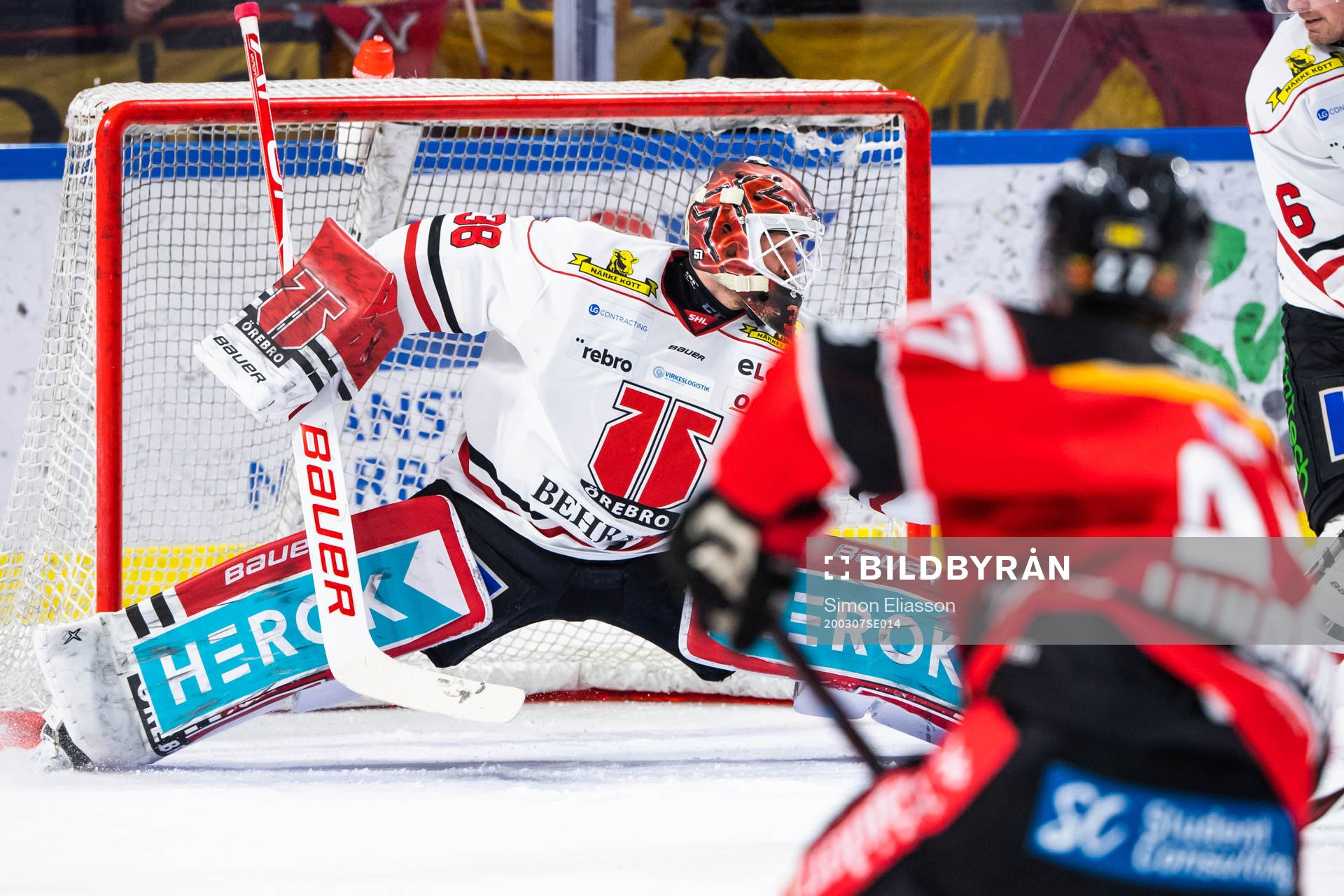 Luleås Nils Lundkvist sätter 1-0 bakom Örebros målvakt