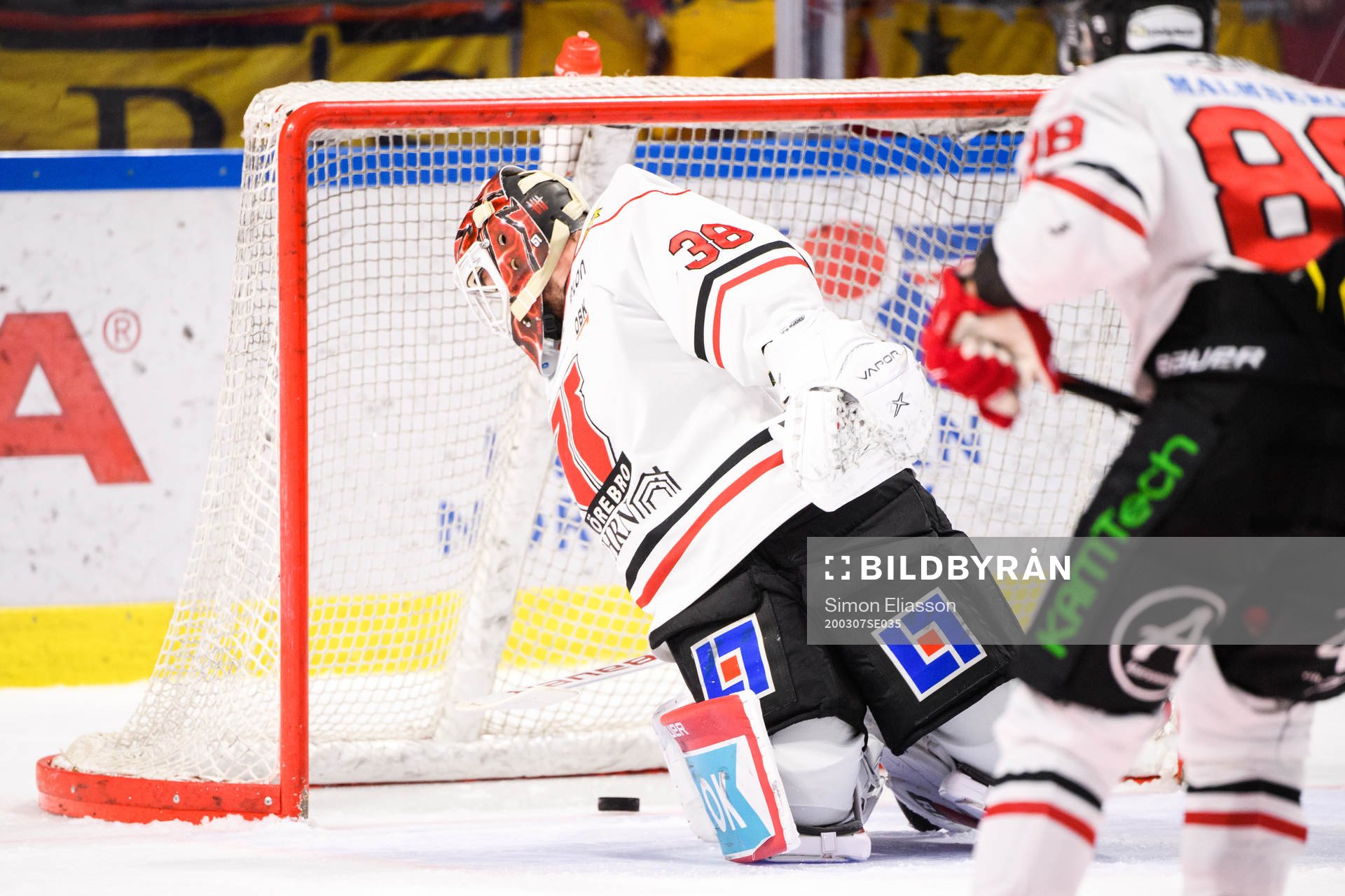 Luleås Jesper Sellgren , ej i bild, gör 2-2 bakom